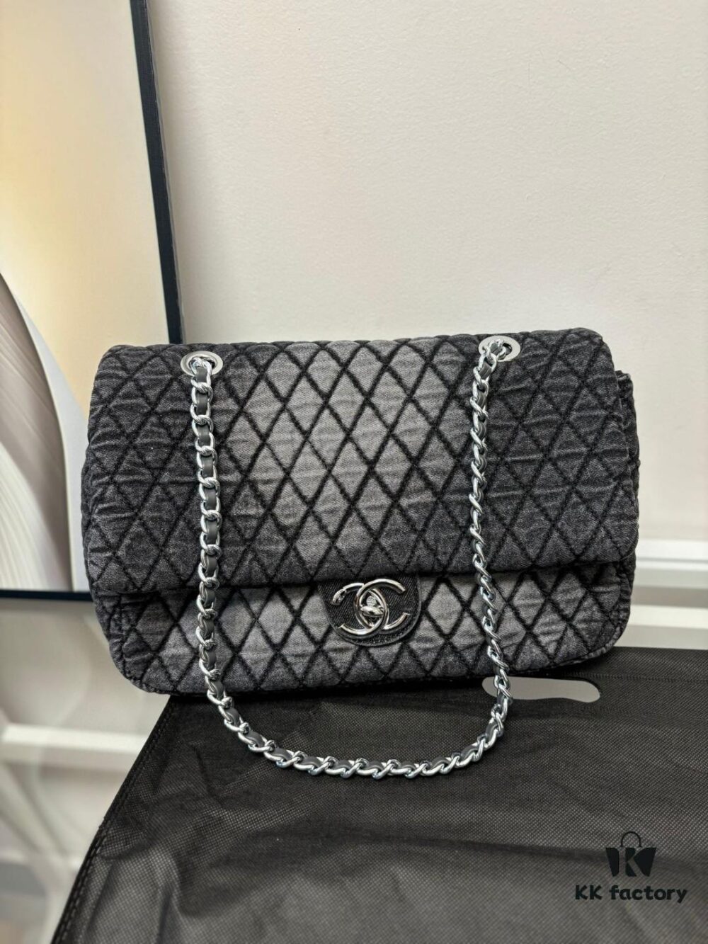 Xiao Xiangjia Chanel Vintage Gradient Denim Airport Bag, 140-150 Size, Spacious and Stylish with a Strong Presence