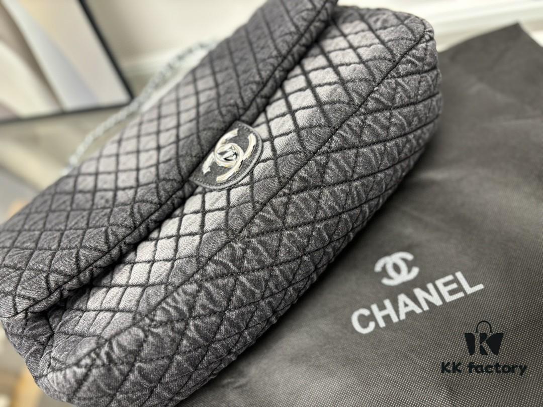 Xiao Xiangjia Chanel Vintage Gradient Denim Airport Bag, 140-150 Size, Spacious and Stylish with a Strong Presence