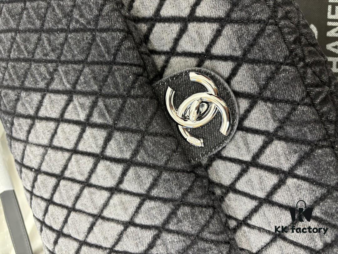 Xiao Xiangjia Chanel Vintage Gradient Denim Airport Bag, 140-150 Size, Spacious and Stylish with a Strong Presence