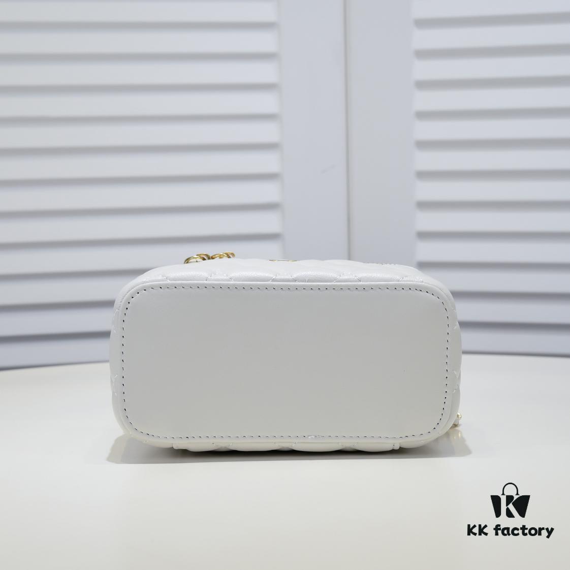 Chanel 2022 Autumn-Winter New Arrival 💞 Mini Golden Ball Makeup Case, Small Storage Box, Original Hardware, Imported Lambskin