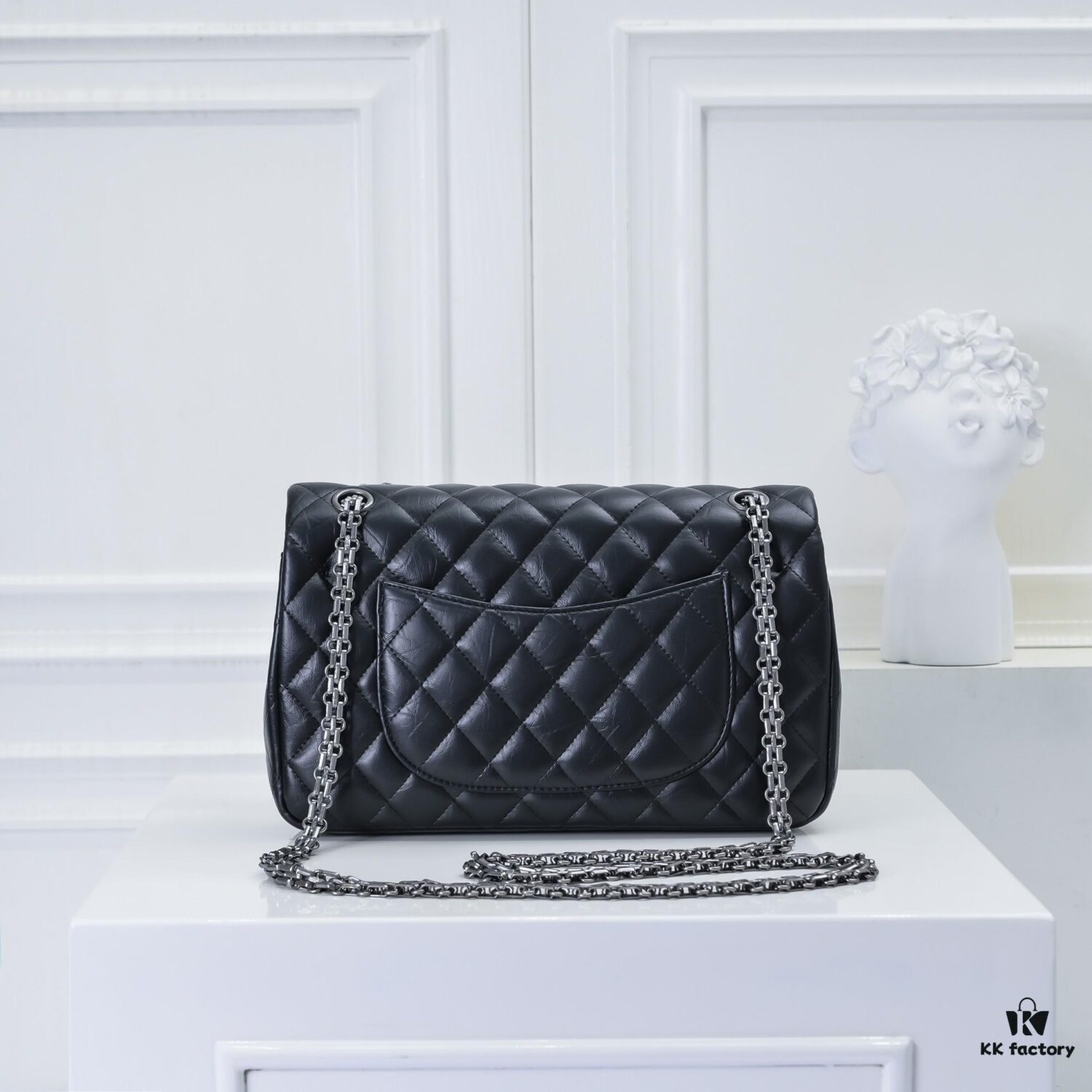 Chanel 2.55 Reissue Eternal Classic Autumn/Winter 2019 Official Latest Imported Calfskin Leather, Fine and Soft Texture, Comfortable to the Touch, Comparable to Boutique Quality. 2.55 is a Square Flap Bag with a Metal Chain, Double Compartment, Turn-Lock Closure, Named After Its Birth Month—February 1955