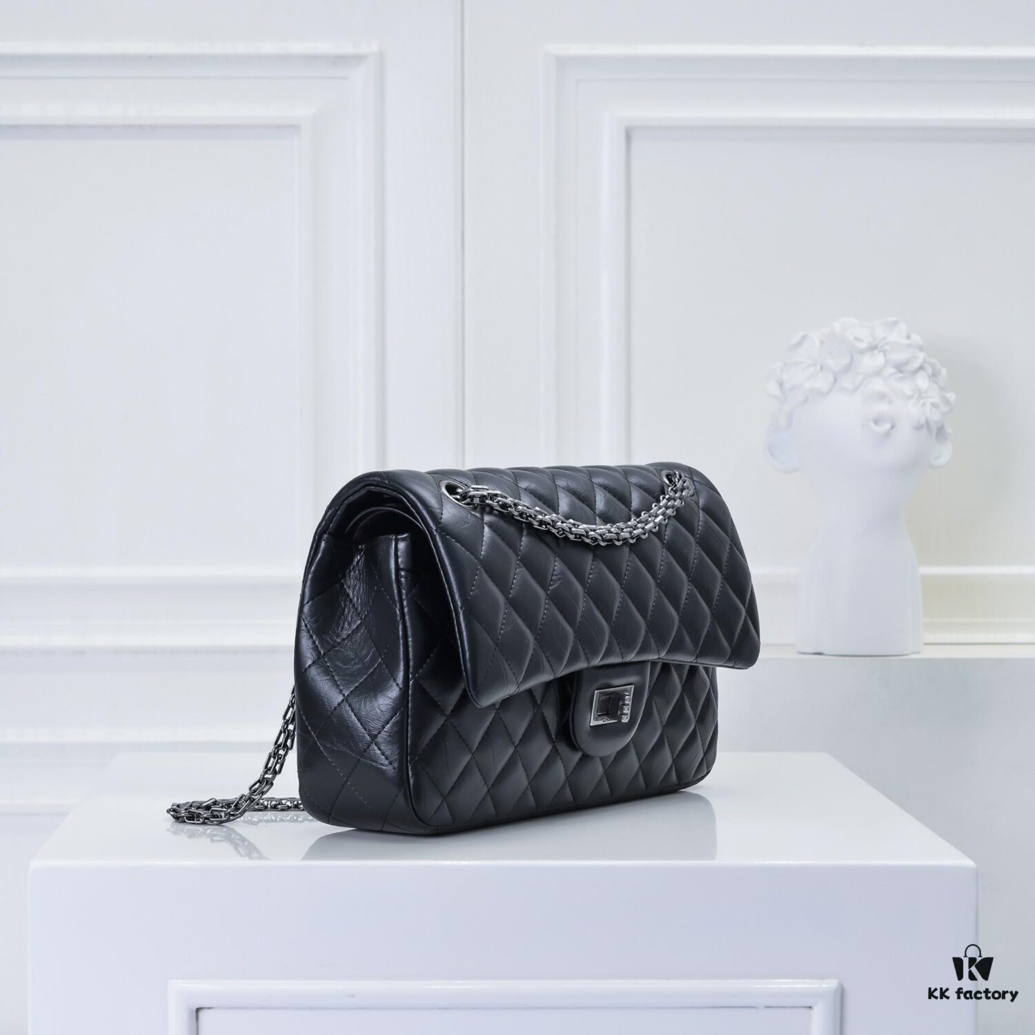 Chanel 2.55 Reissue Eternal Classic Autumn/Winter 2019 Official Latest Imported Calfskin Leather, Fine and Soft Texture, Comfortable to the Touch, Comparable to Boutique Quality. 2.55 is a Square Flap Bag with a Metal Chain, Double Compartment, Turn-Lock Closure, Named After Its Birth Month—February 1955