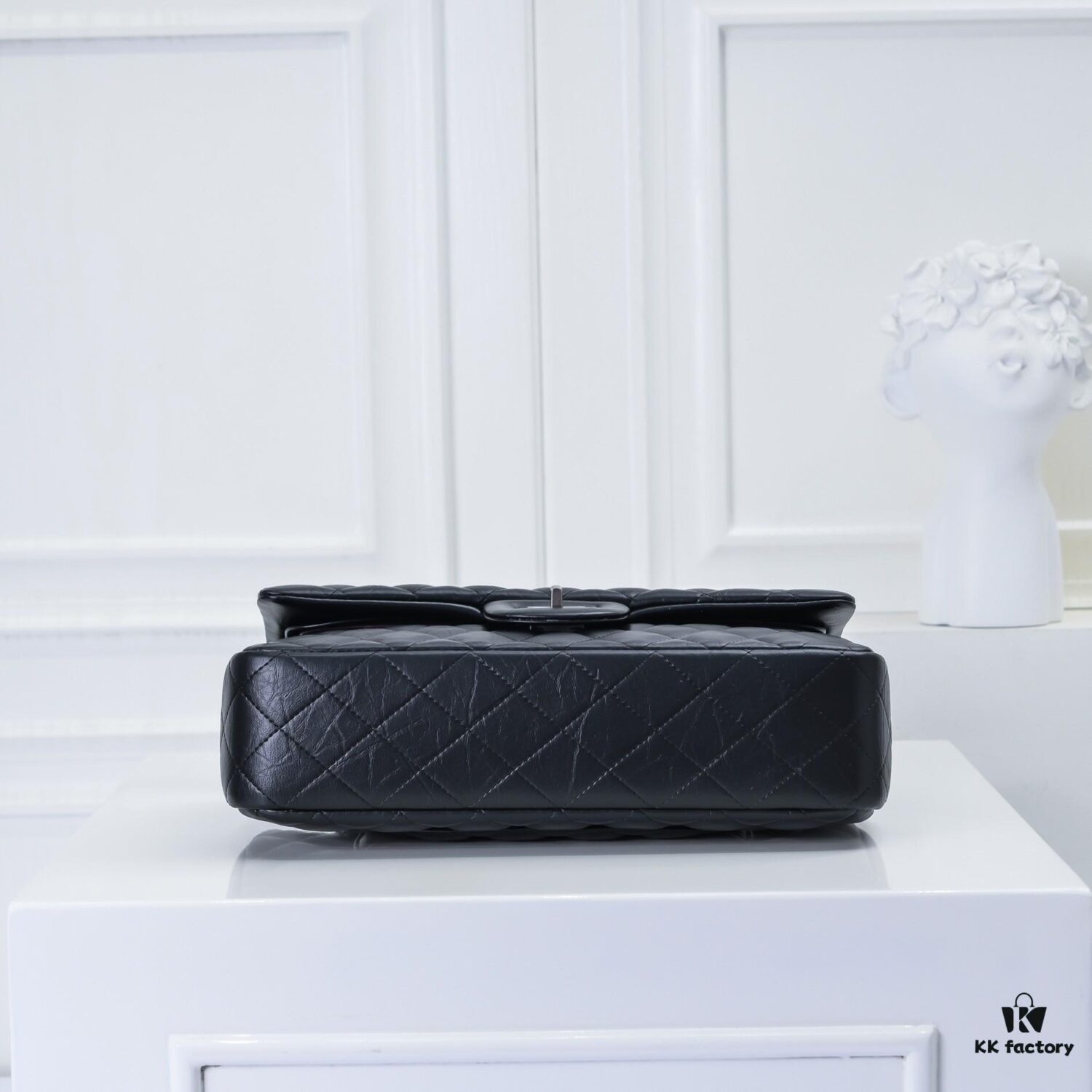 Chanel 2.55 Reissue Eternal Classic Autumn/Winter 2019 Official Latest Imported Calfskin Leather, Fine and Soft Texture, Comfortable to the Touch, Comparable to Boutique Quality. 2.55 is a Square Flap Bag with a Metal Chain, Double Compartment, Turn-Lock Closure, Named After Its Birth Month—February 1955