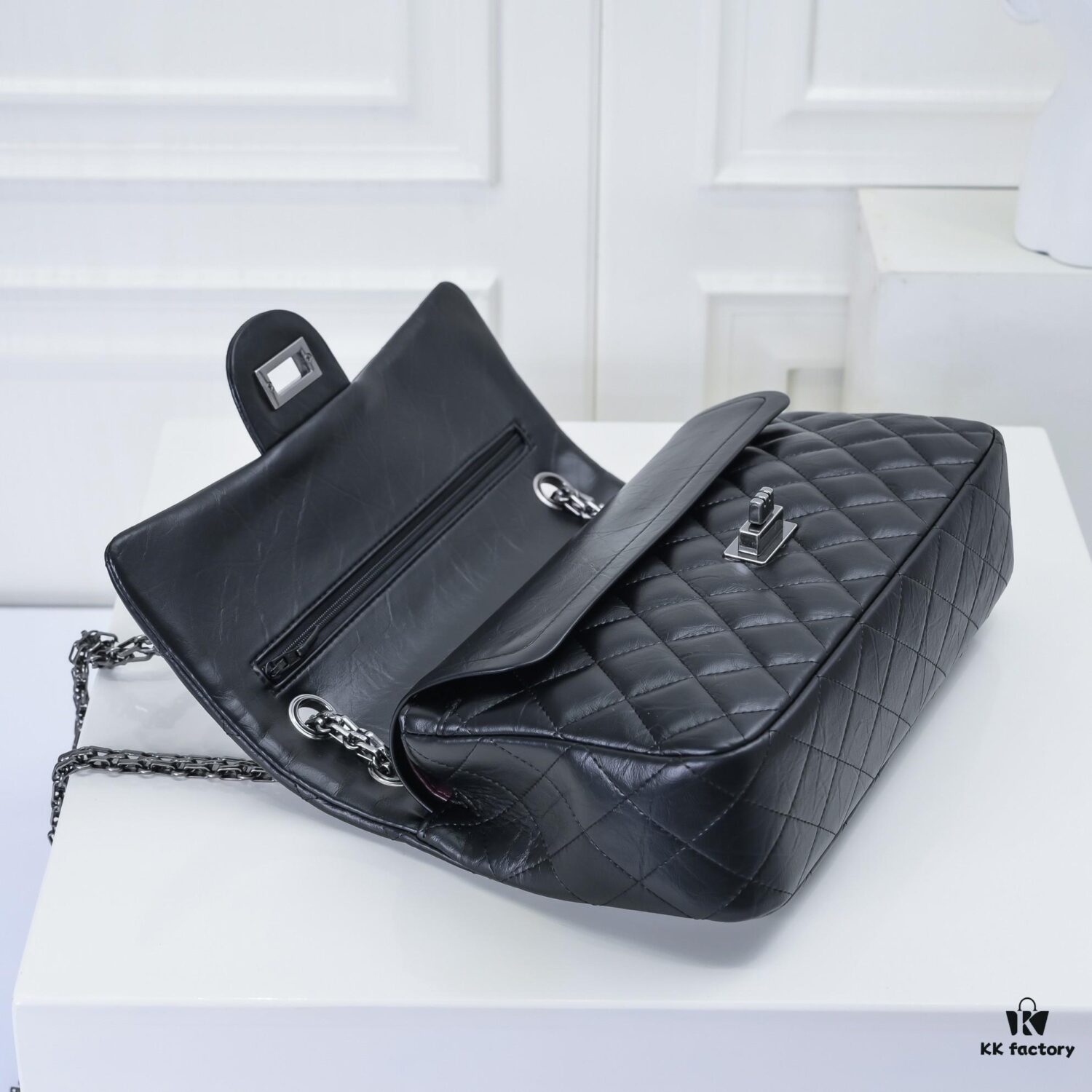 Chanel 2.55 Reissue Eternal Classic Autumn/Winter 2019 Official Latest Imported Calfskin Leather, Fine and Soft Texture, Comfortable to the Touch, Comparable to Boutique Quality. 2.55 is a Square Flap Bag with a Metal Chain, Double Compartment, Turn-Lock Closure, Named After Its Birth Month—February 1955