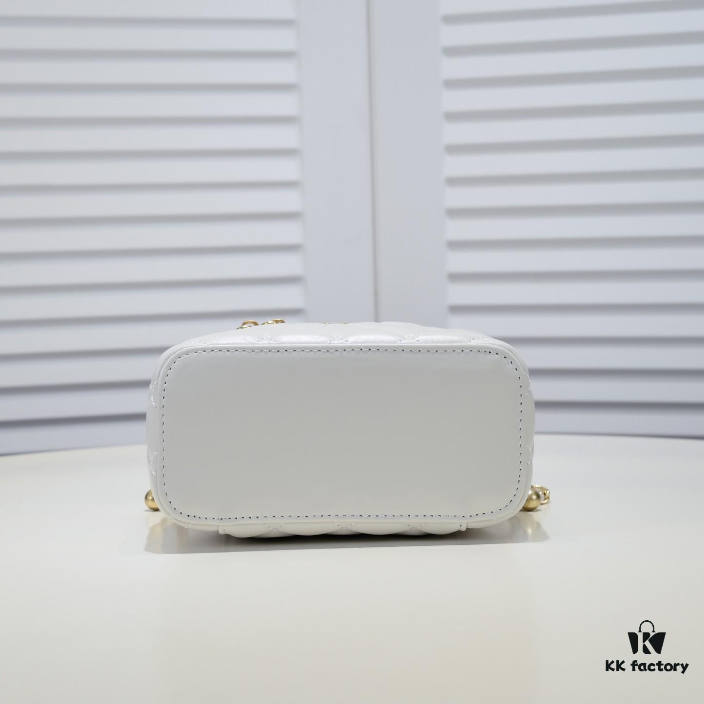 Chanel 2022 Fall/Winter New Arrival Gold Ball Compact Makeup Case - Small Storage Box with Original Hardware, Imported Lambskin