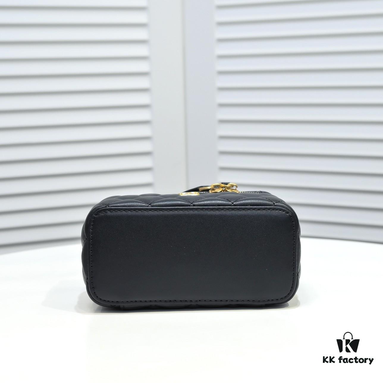 Chanel 2022 Autumn/Winter New Arrival 💞 Mini Powder Compact Case in Golden Sphere Design - Small Storage Box with Original Hardware, Imported Lamb Leather