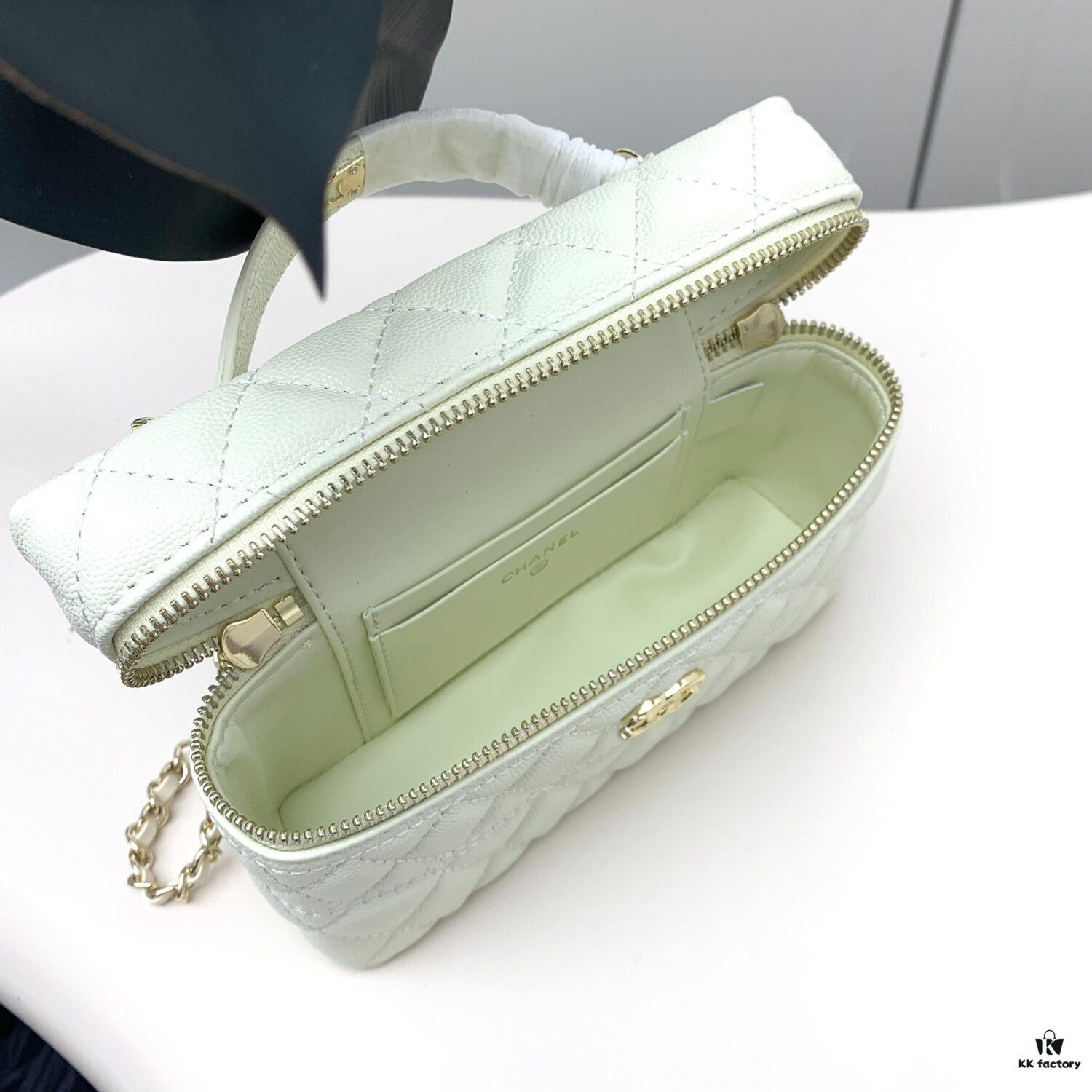 Chanel 25c LPCHANL - Vintage Elegance with Sophisticated Charm