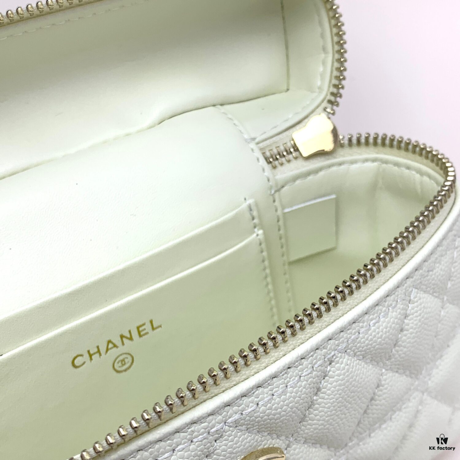 Chanel 25c LPCHANL - Vintage Elegance with Sophisticated Charm