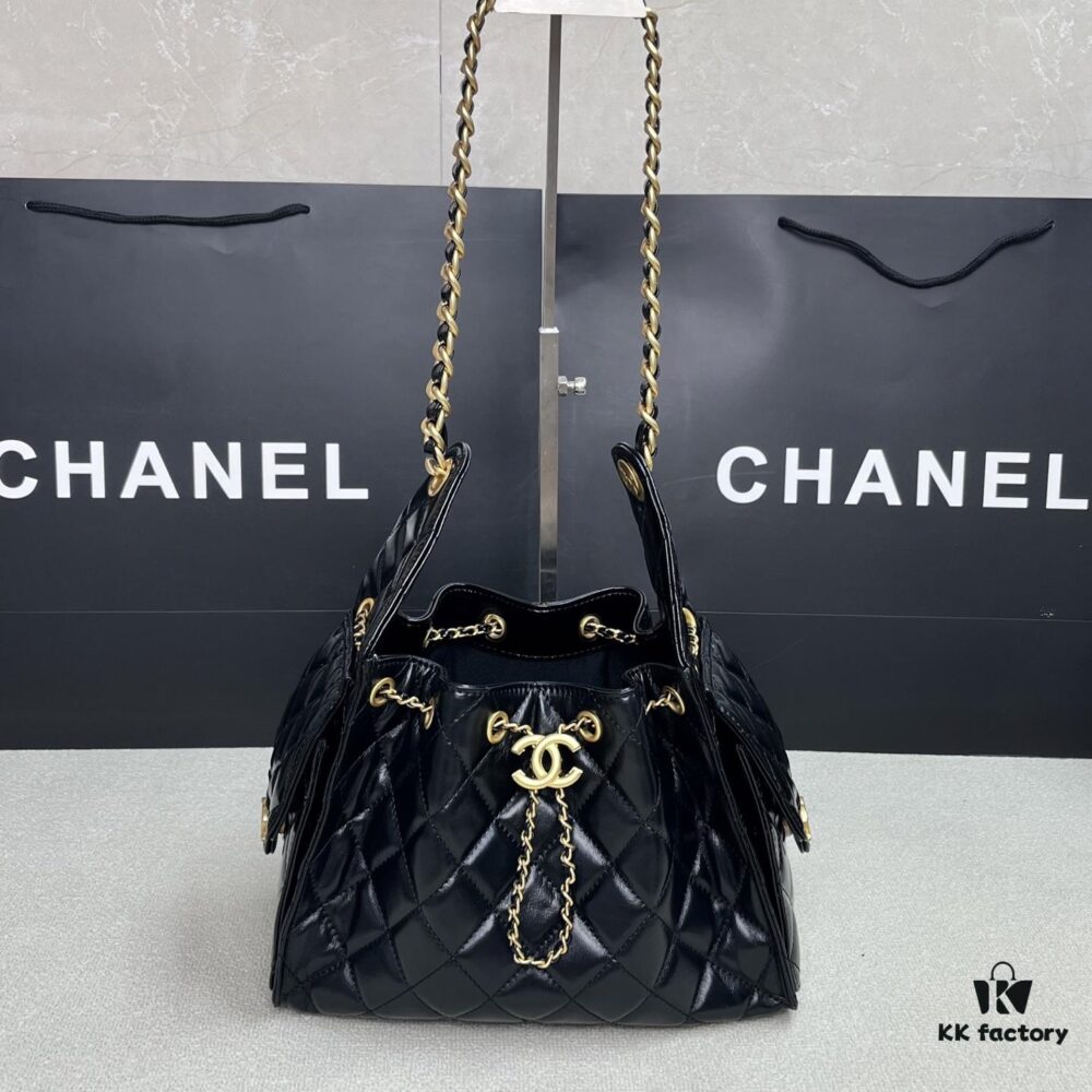 Top-Grade Authentic Chanel 25C Oil-Waxed Leather Hobo Bag - Mini Vintage Bucket Shoulder Bag with Retro Gold-Tone Buckle Drawstring, Quilted Design, Classic Chain Detail