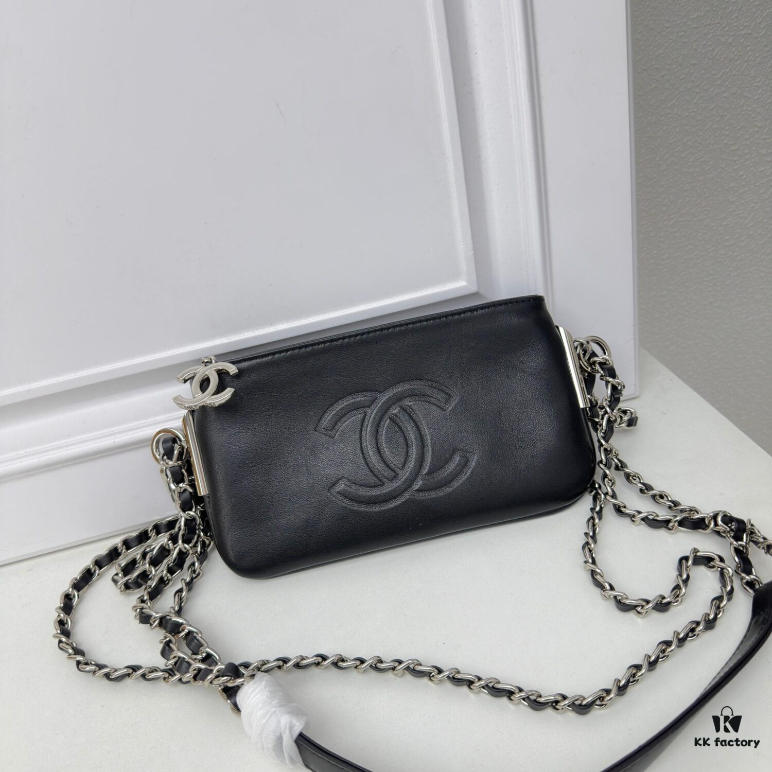 Top Quality Genuine Top-Grain Leather Vintage Chanel Chain Bag, Lazy and Stylish, Perfectly Sized at 22 x 13cm