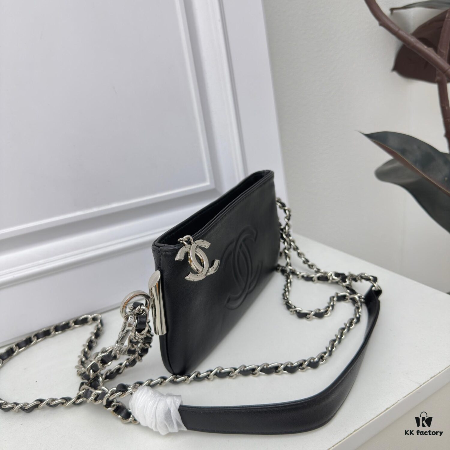 Top Quality Genuine Top-Grain Leather Vintage Chanel Chain Bag, Lazy and Stylish, Perfectly Sized at 22 x 13cm