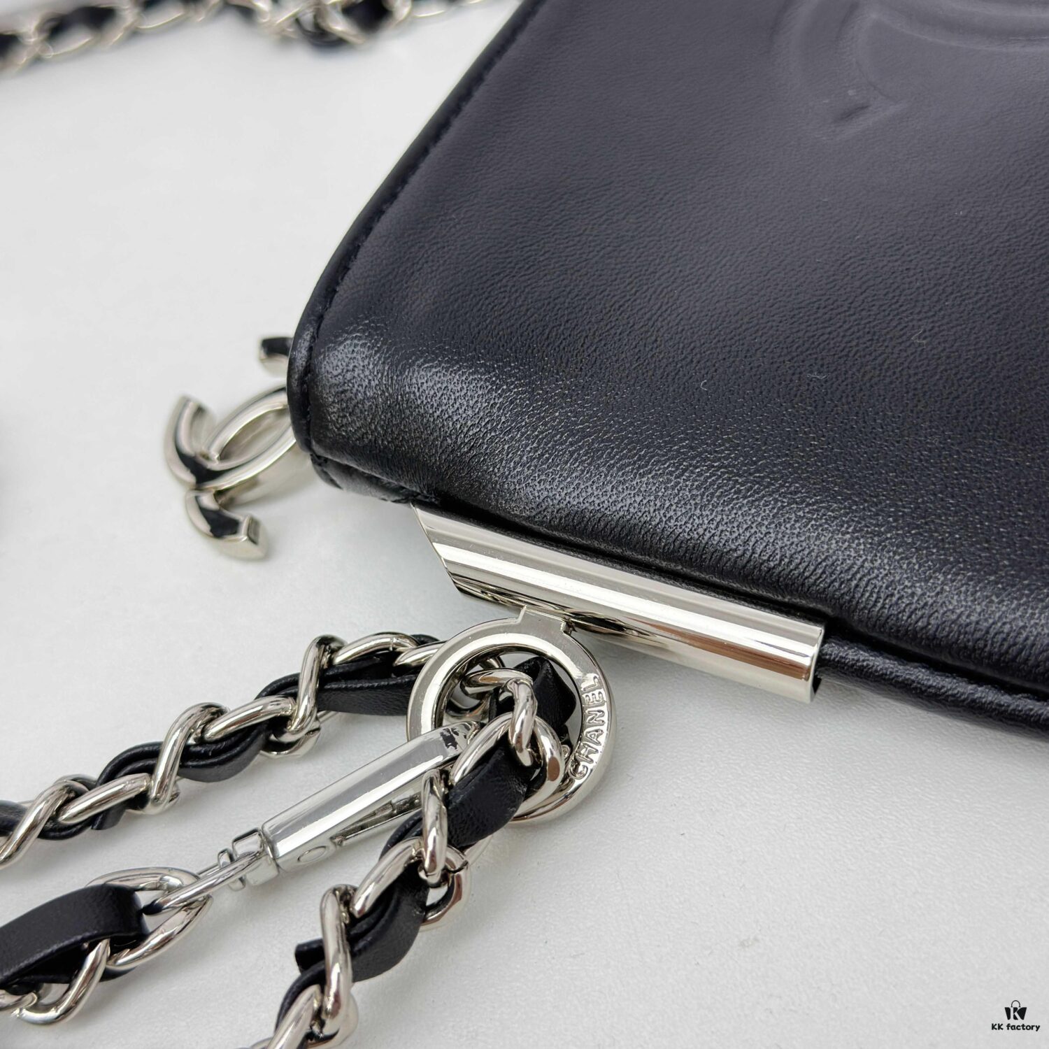 Top Quality Genuine Top-Grain Leather Vintage Chanel Chain Bag, Lazy and Stylish, Perfectly Sized at 22 x 13cm