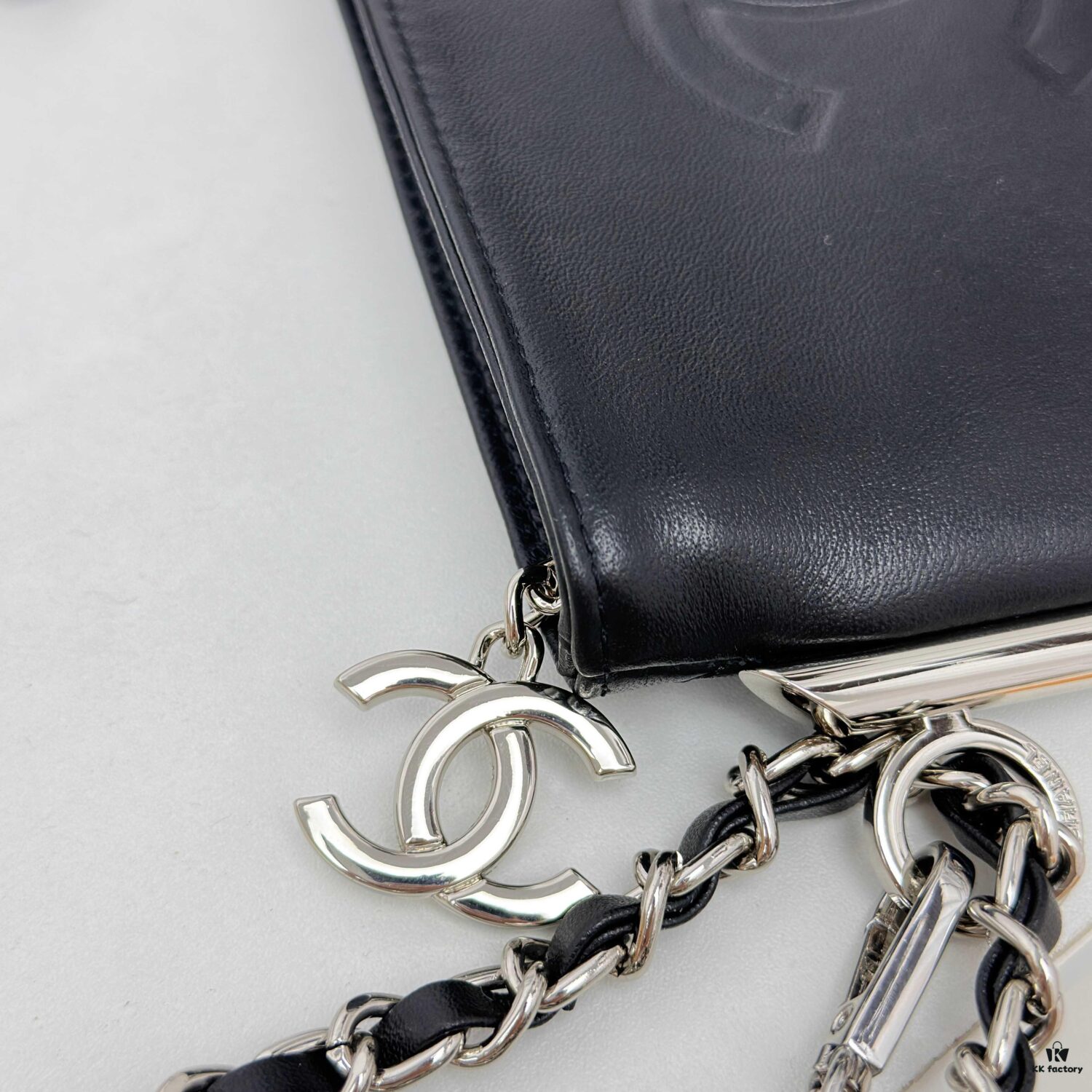 Top Quality Genuine Top-Grain Leather Vintage Chanel Chain Bag, Lazy and Stylish, Perfectly Sized at 22 x 13cm