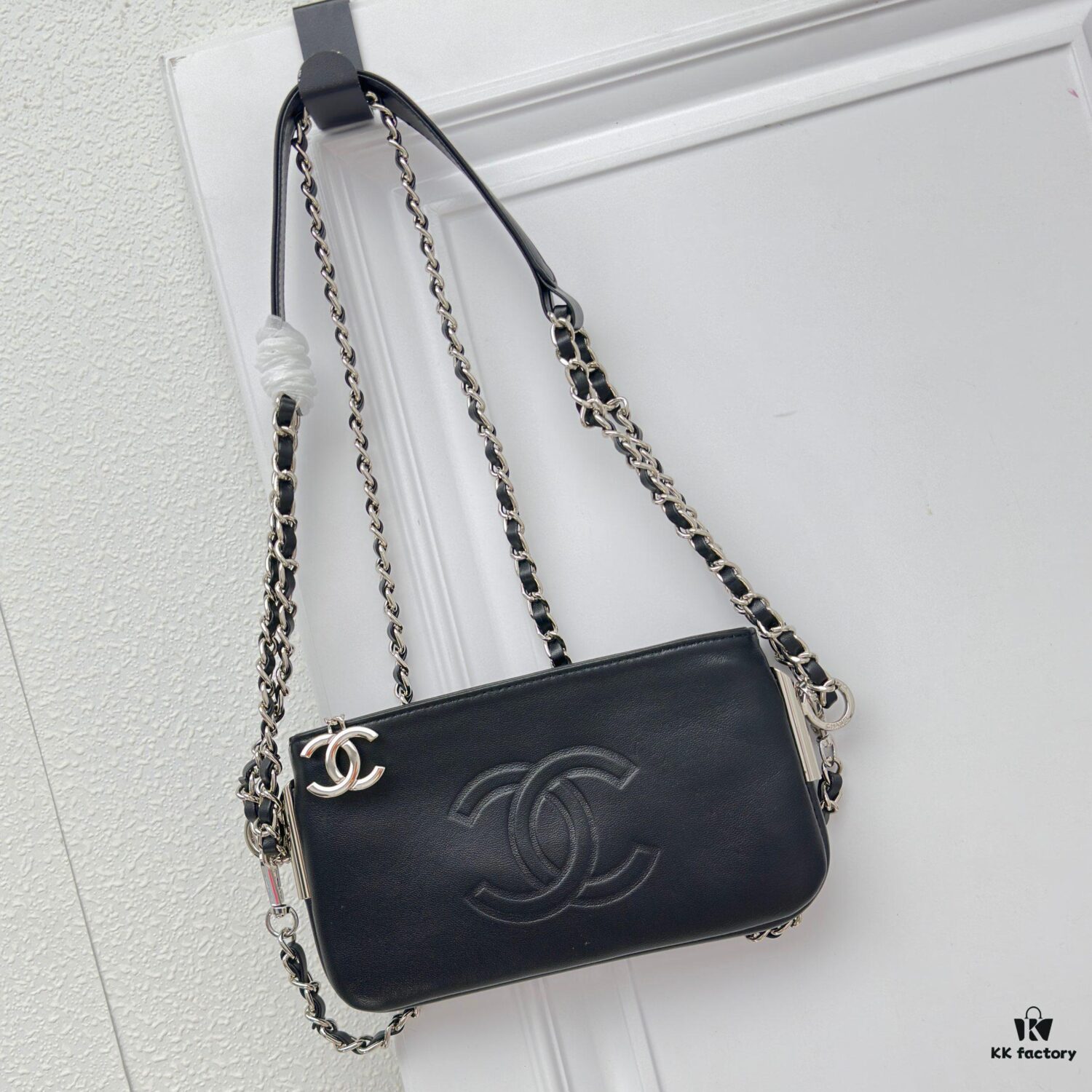 Top Quality Genuine Top-Grain Leather Vintage Chanel Chain Bag, Lazy and Stylish, Perfectly Sized at 22 x 13cm