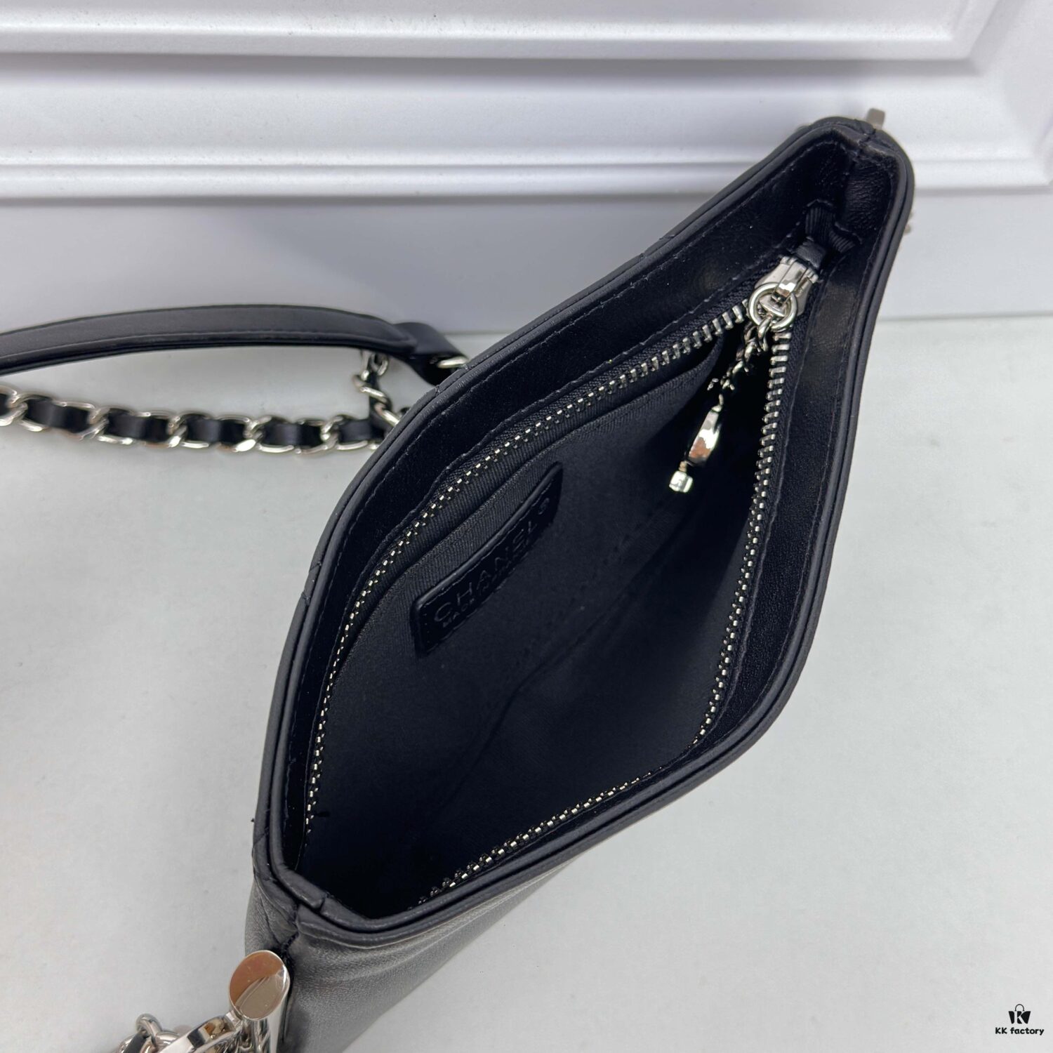 Top Quality Genuine Top-Grain Leather Vintage Chanel Chain Bag, Lazy and Stylish, Perfectly Sized at 22 x 13cm