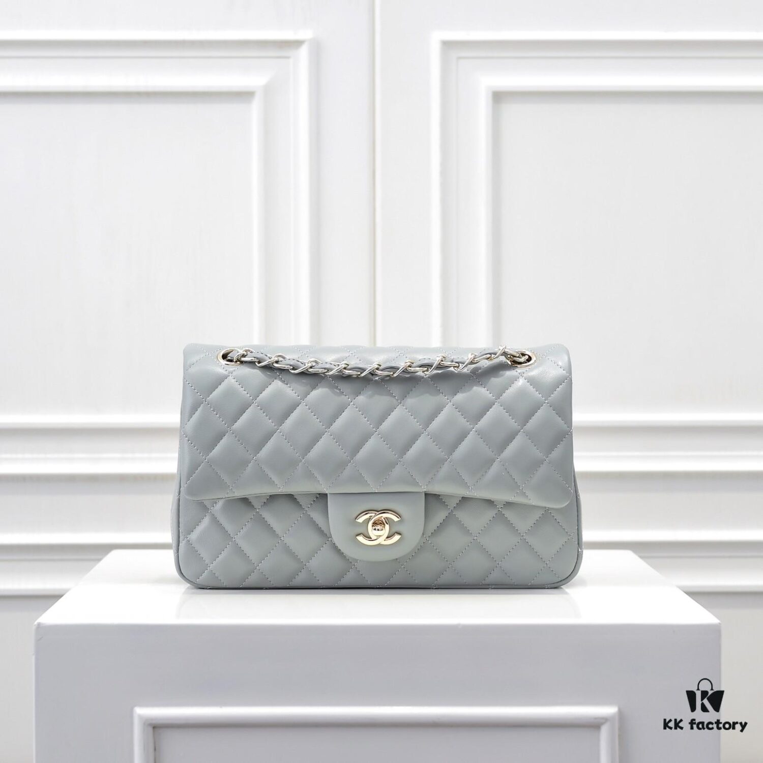 CHANEL Lambskin Classic Crossbody Bag with Red Interior, Summer Style 1112