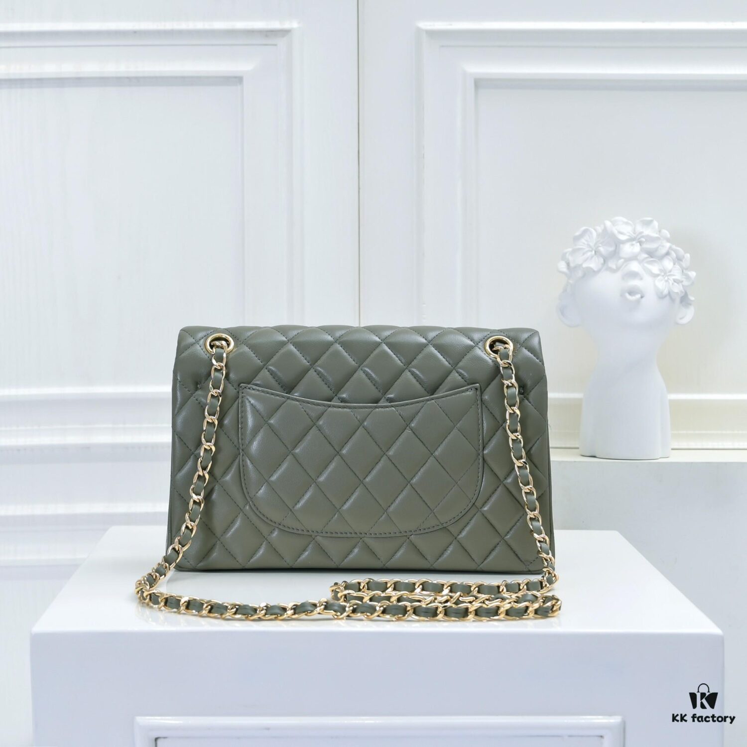 CHANEL Lambskin Classic Crossbody Bag with Red Lining, Summer Collection 25.5*16*6.5 cm Model No. 1112