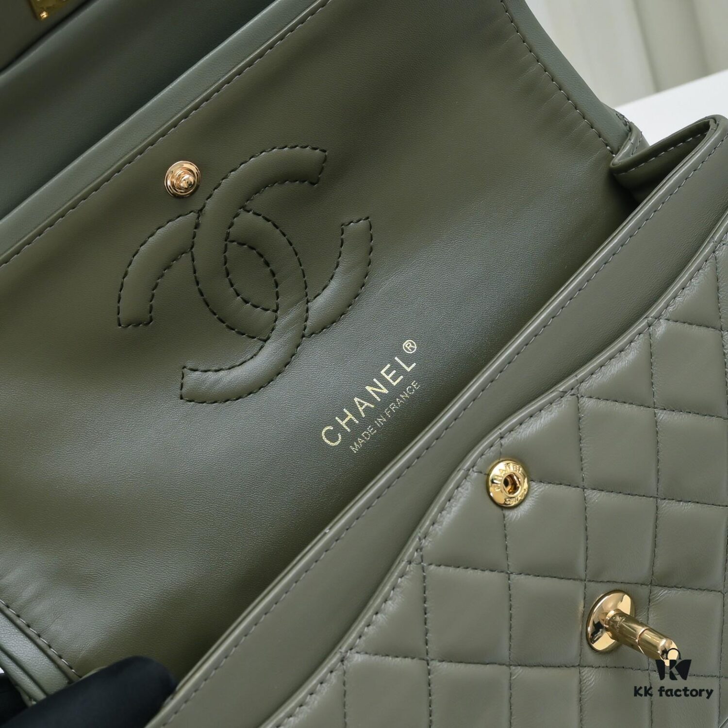 CHANEL Lambskin Classic Crossbody Bag with Red Lining, Summer Collection 25.5*16*6.5 cm Model No. 1112