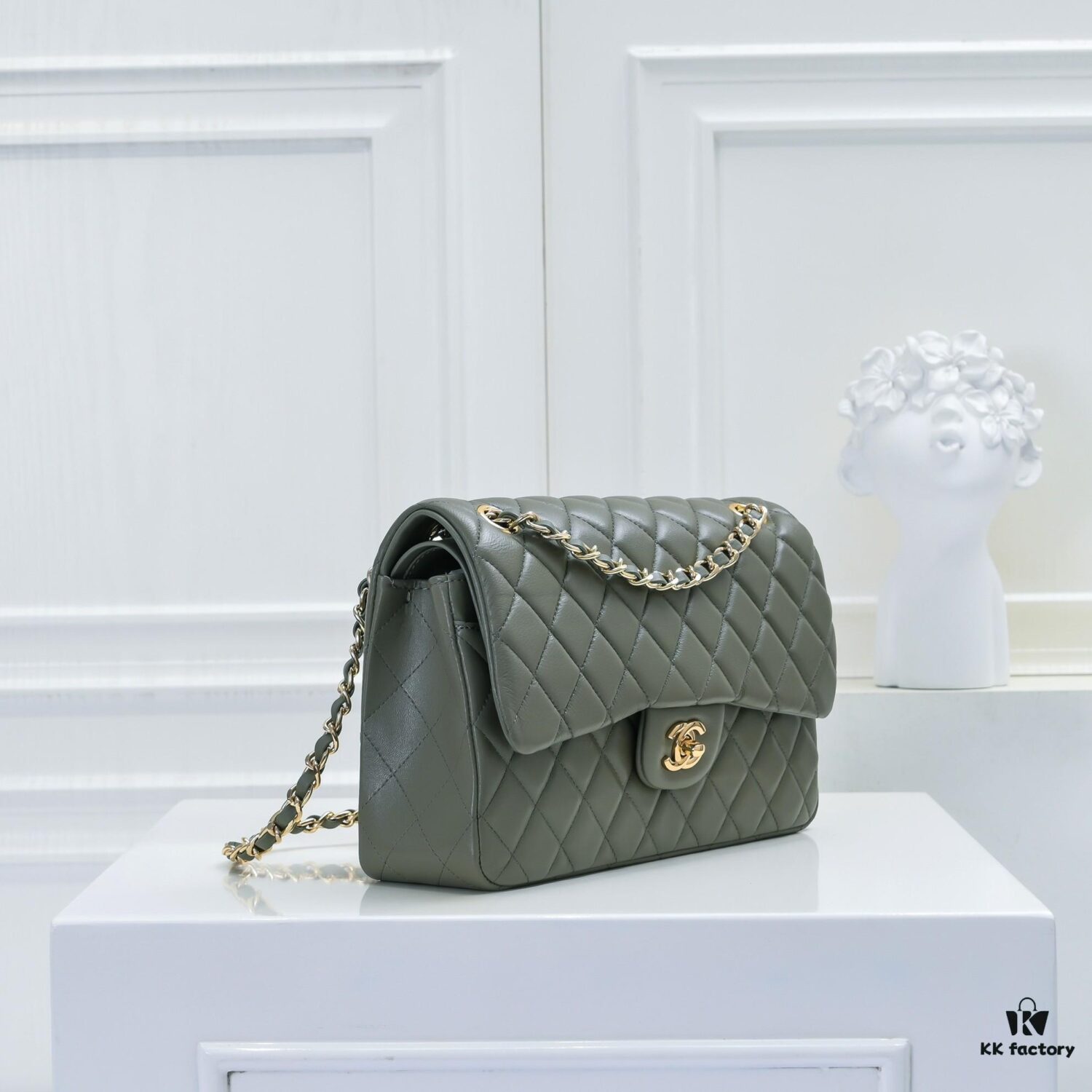 CHANEL Lambskin Classic Crossbody Bag with Red Lining, Summer Collection 25.5*16*6.5 cm Model No. 1112