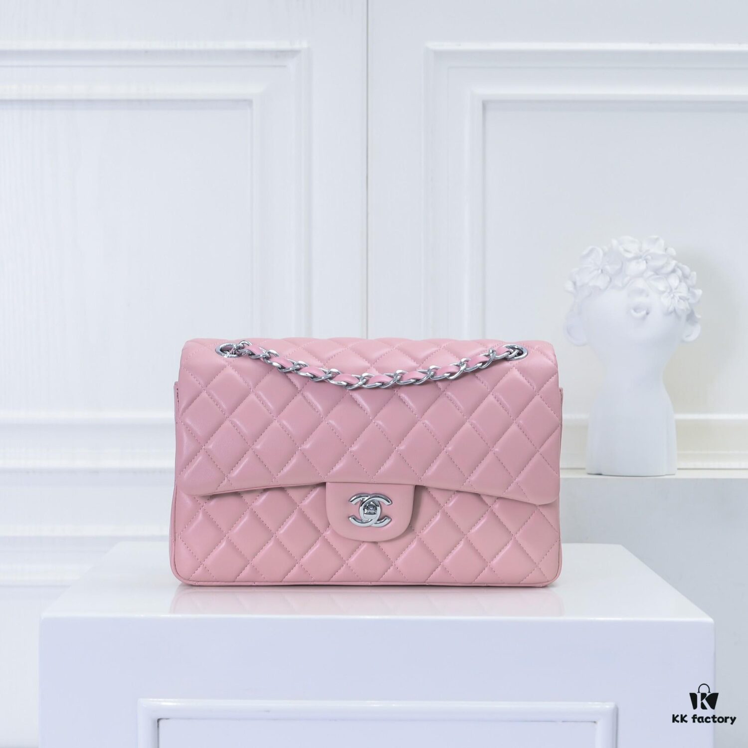 CHANEL Lambskin Classic Crossbody Bag with Red Lining, Summer Arrival, Original Hardware, Size: 25.5*16*6.5