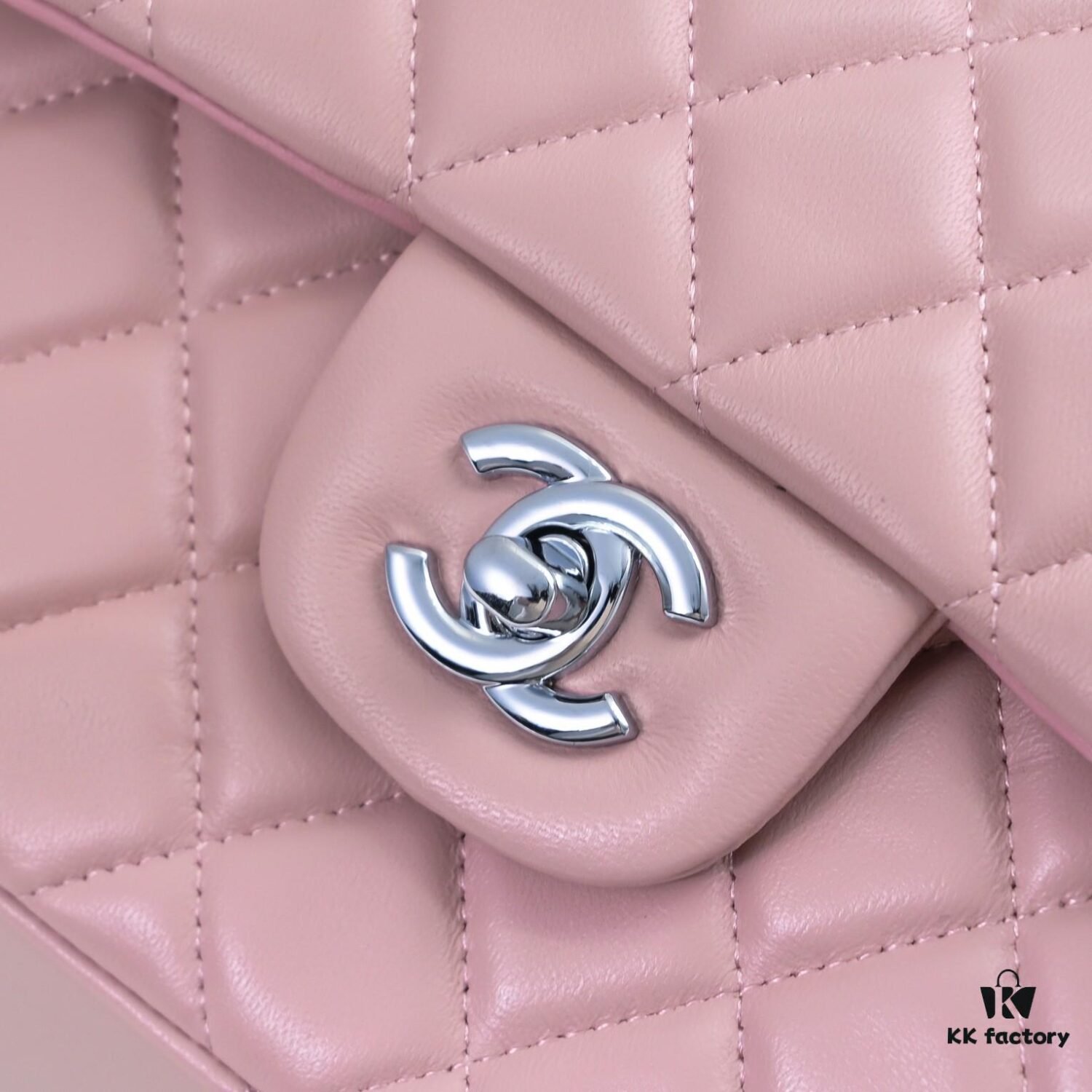 CHANEL Lambskin Classic Crossbody Bag with Red Lining, Summer Arrival, Original Hardware, Size: 25.5*16*6.5