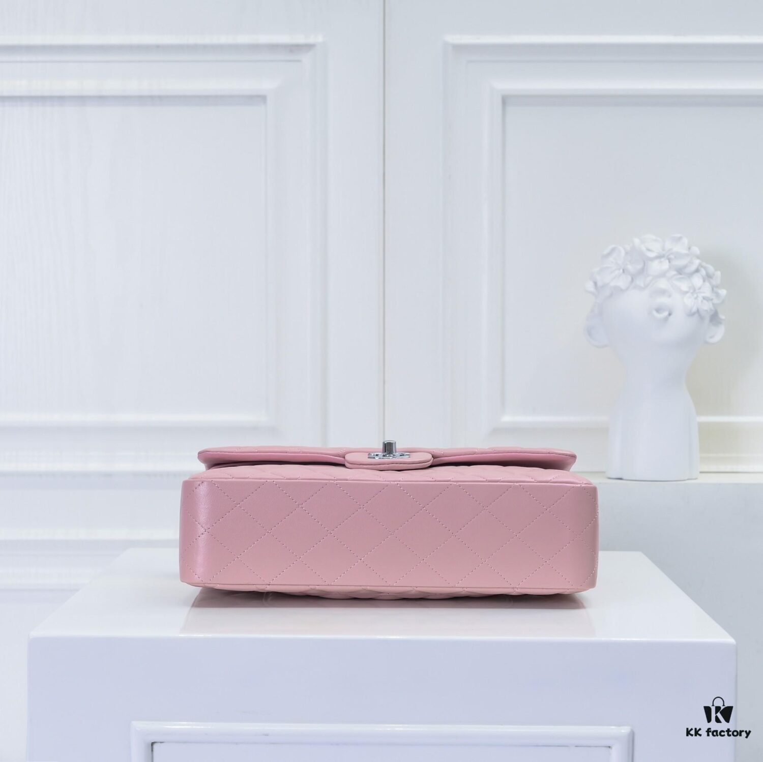 CHANEL Lambskin Classic Crossbody Bag with Red Lining, Summer Arrival, Original Hardware, Size: 25.5*16*6.5