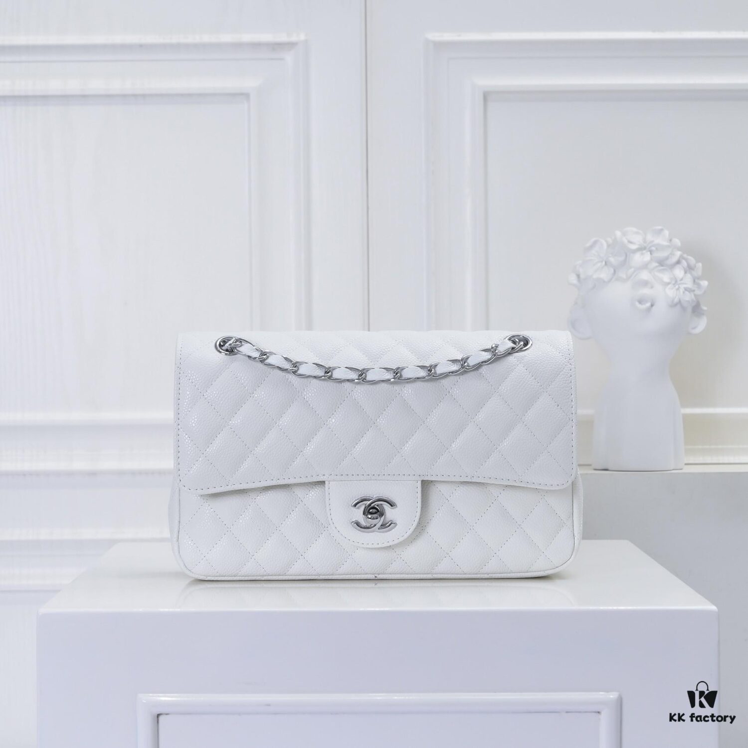 Chanel Classic Flap Bag CF2.55, Ultimate Luxury Item, Top-Tier Caviar Grain Calfskin with Genuine 24K Gold Hardware