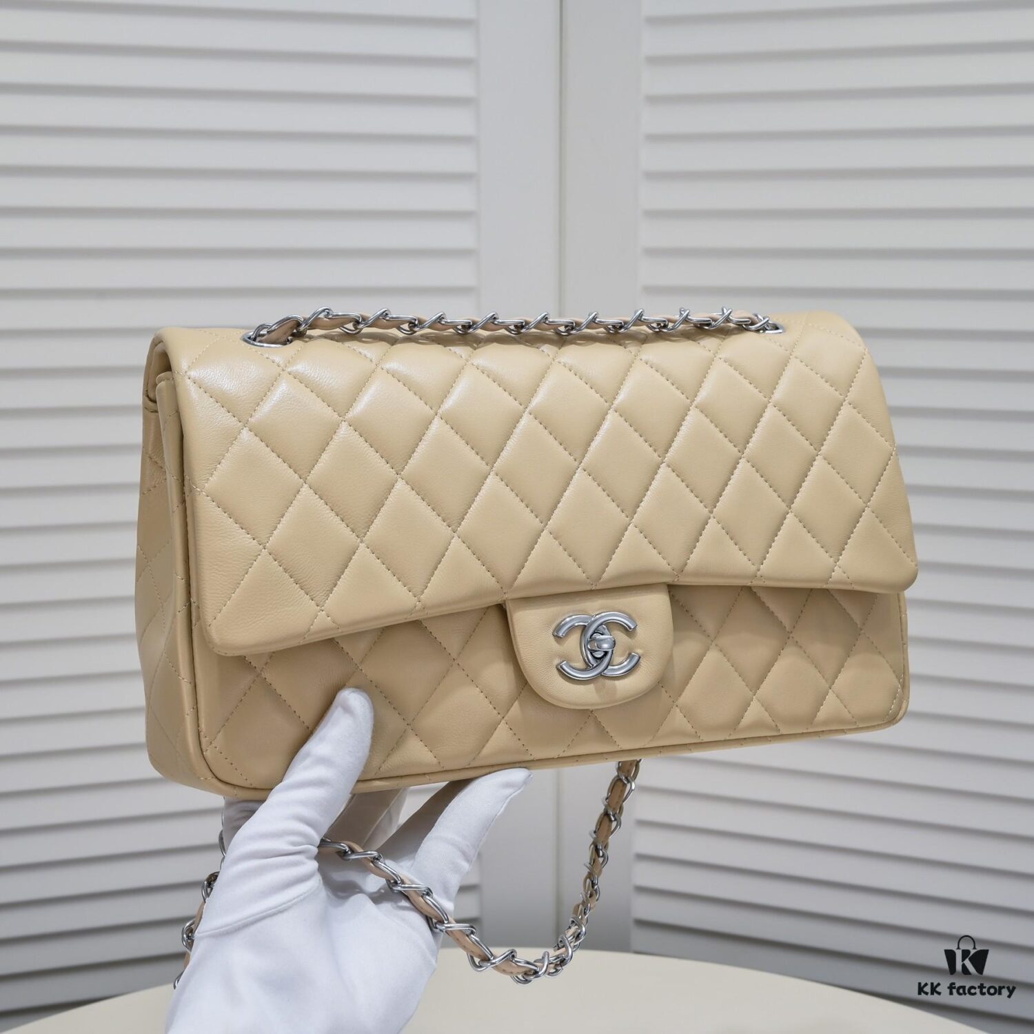 Beige Chanel Century Classic Style, meticulously crafted with precision stitching, imported lambskin paired with original hardware, full quilting, perfect softness and shape, size: 30X18X8cm, model number: 1113
