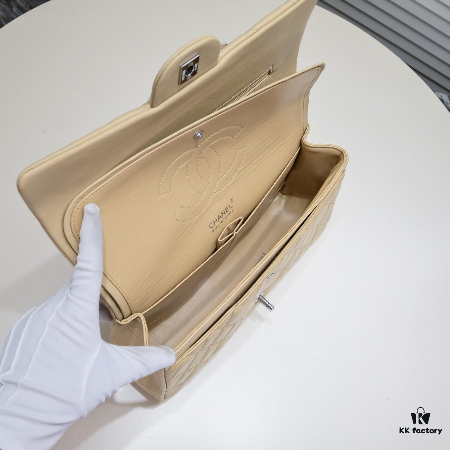 Beige Chanel Century Classic Style, meticulously crafted with precision stitching, imported lambskin paired with original hardware, full quilting, perfect softness and shape, size: 30X18X8cm, model number: 1113