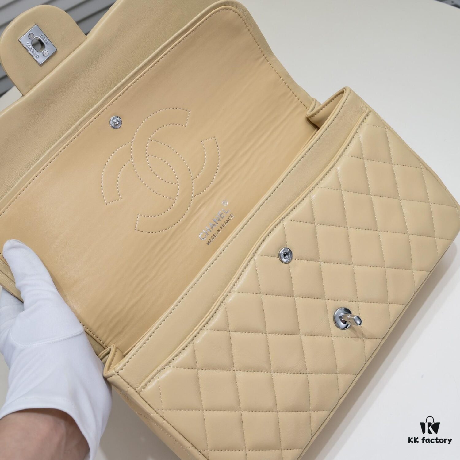 Beige Chanel Century Classic Style, meticulously crafted with precision stitching, imported lambskin paired with original hardware, full quilting, perfect softness and shape, size: 30X18X8cm, model number: 1113