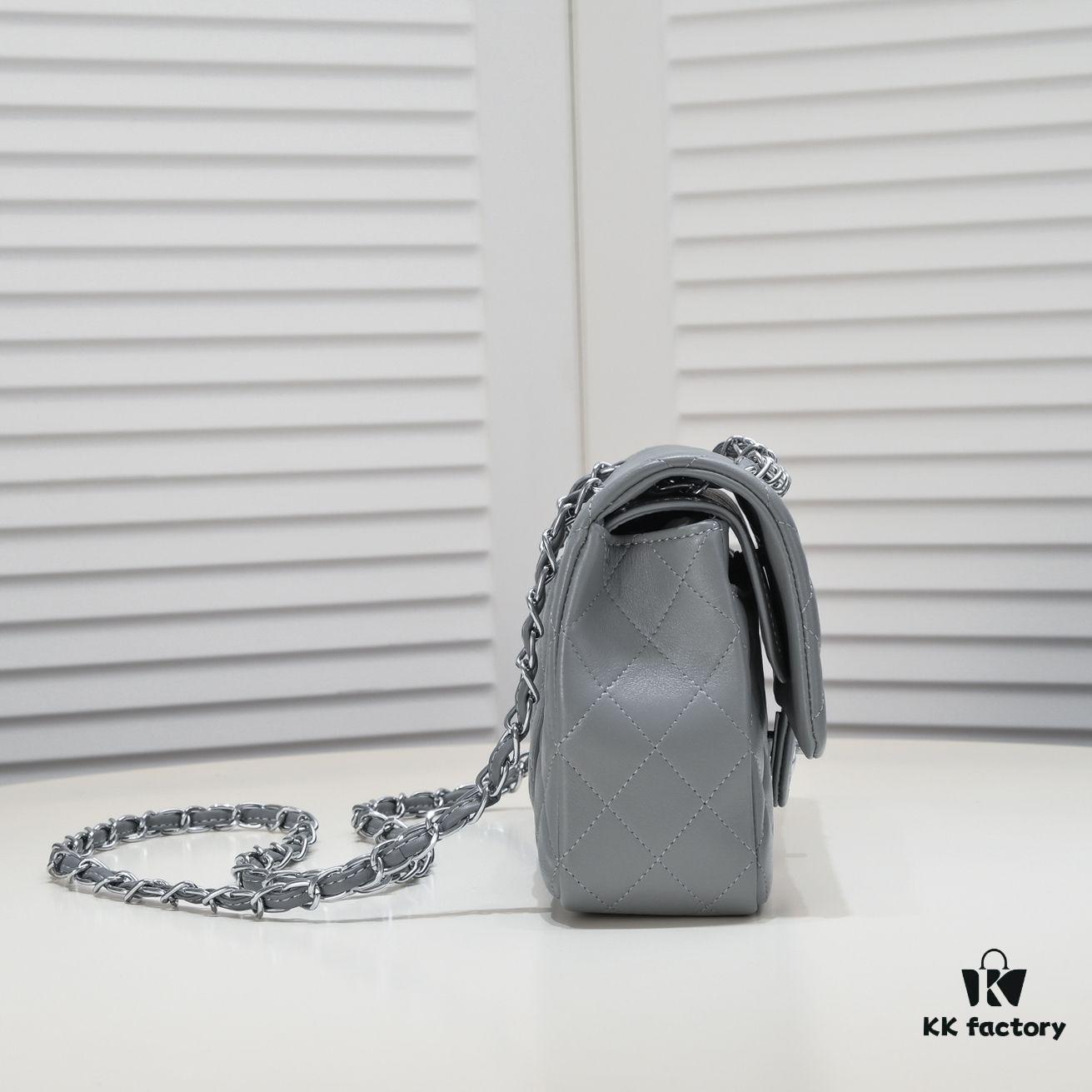 Gray Chanel Classic Lambskin Crossbody Bag with Red Interior, Summer Style 25.5*16*6.5 cm