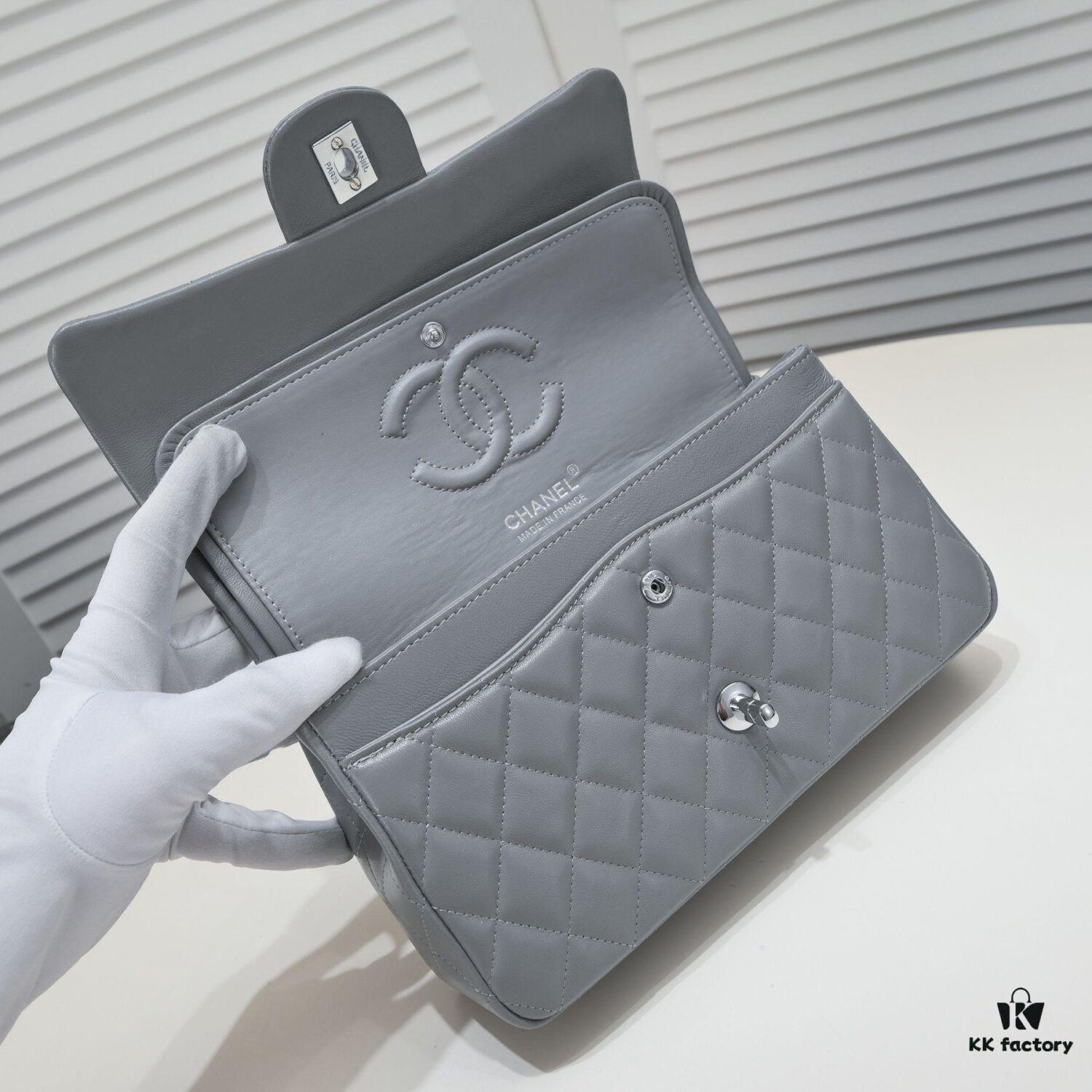 Gray Chanel Classic Lambskin Crossbody Bag with Red Interior, Summer Style 25.5*16*6.5 cm