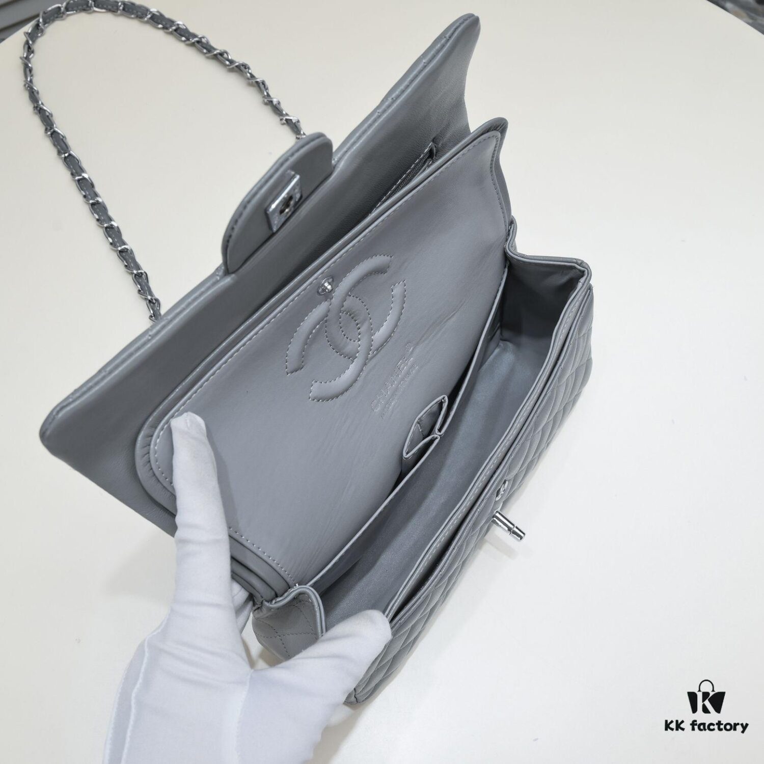 Gray Chanel Classic Lambskin Crossbody Bag with Red Interior, Summer Style 25.5*16*6.5 cm
