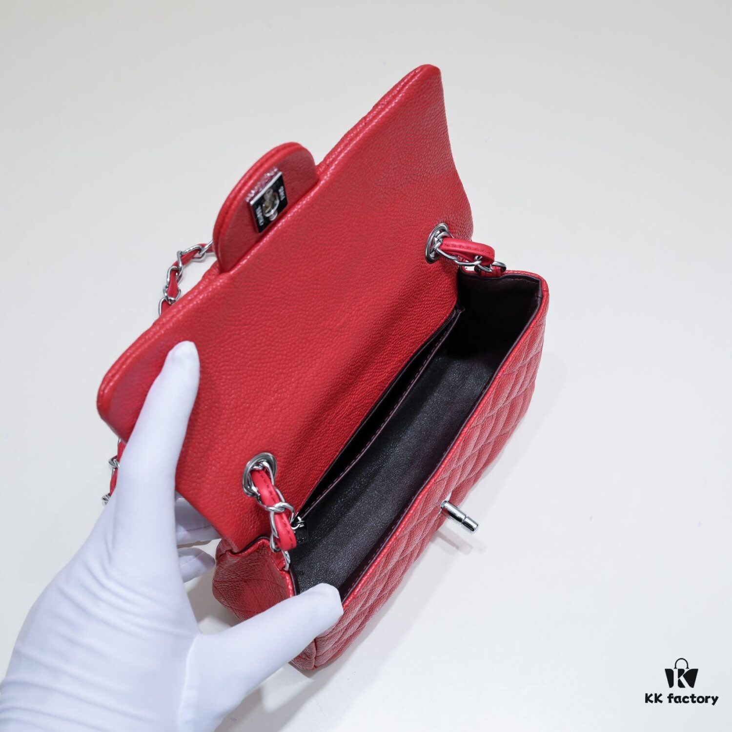 Bright Red 💥 CF Versatile Caviar Leather Handbag 🌹 Chanel 💃🏻‼️ Timeless Classic [Blush] Elegant and Noble Demeanor 💃🏻 Favorite Among Socialites 🌟 Premium Soft and Luxurious Leather, Refined Hardware from Boutique, Flawless Craftsmanship [Thumbs Up] Radiant and Feminine 😝 [Strong] Durable and Luxurious 🌟 Dimensions: 20*14*7cm Model No. 1116 Reversed Edge