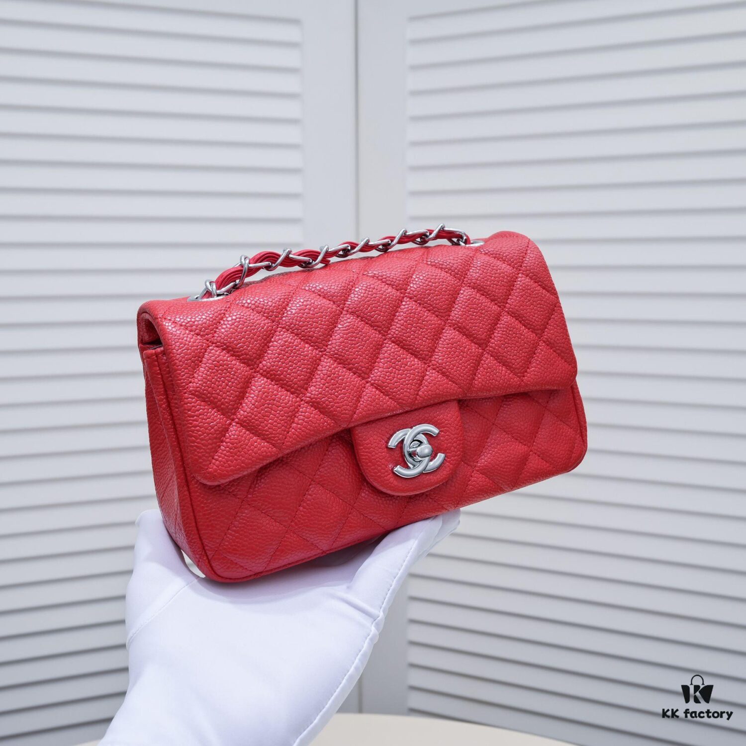 Bright Red 💥 CF Versatile Caviar Leather Handbag 🌹 Chanel 💃🏻‼️ Timeless Classic [Blush] Elegant and Noble Demeanor 💃🏻 Favorite Among Socialites 🌟 Premium Soft and Luxurious Leather, Refined Hardware from Boutique, Flawless Craftsmanship [Thumbs Up] Radiant and Feminine 😝 [Strong] Durable and Luxurious 🌟 Dimensions: 20*14*7cm Model No. 1116 Reversed Edge
