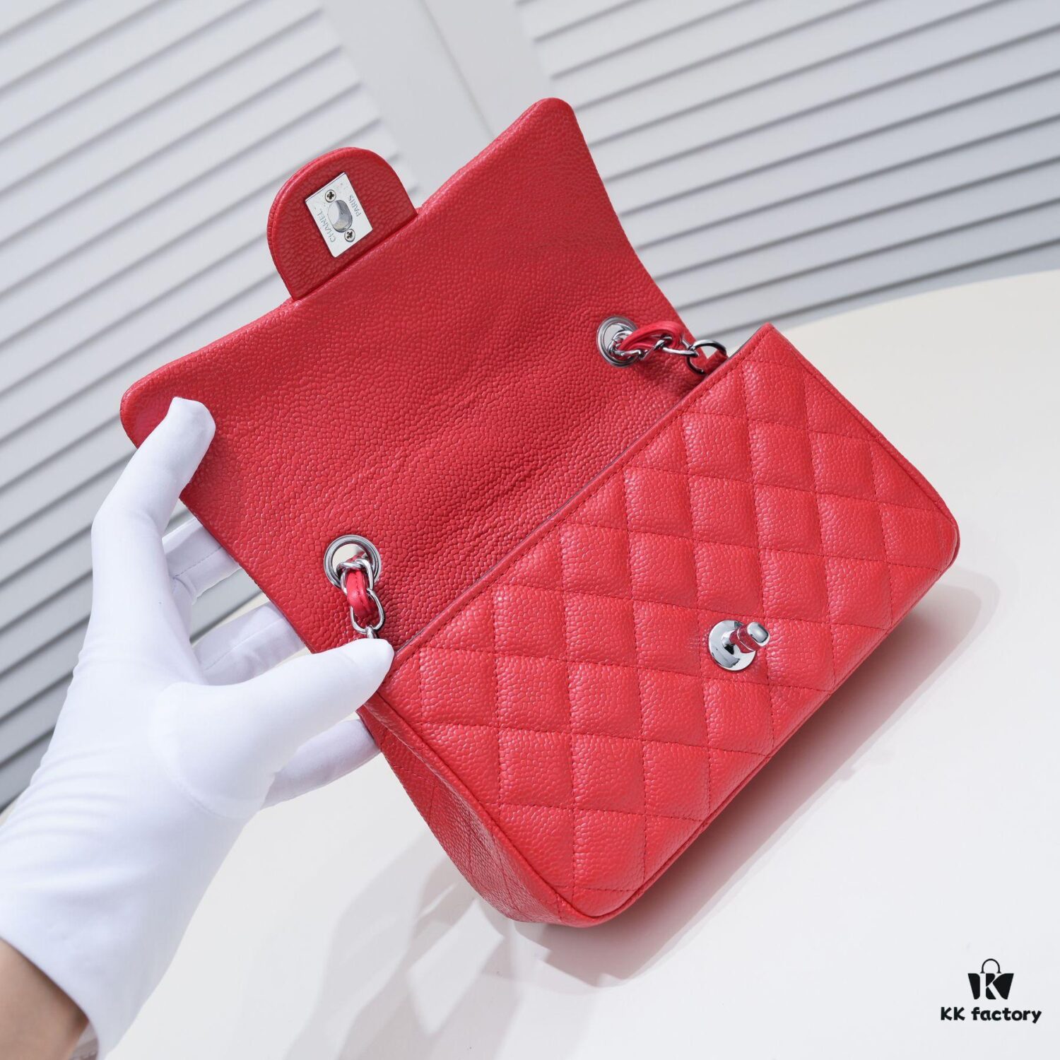 Bright Red 💥 CF Versatile Caviar Leather Handbag 🌹 Chanel 💃🏻‼️ Timeless Classic [Blush] Elegant and Noble Demeanor 💃🏻 Favorite Among Socialites 🌟 Premium Soft and Luxurious Leather, Refined Hardware from Boutique, Flawless Craftsmanship [Thumbs Up] Radiant and Feminine 😝 [Strong] Durable and Luxurious 🌟 Dimensions: 20*14*7cm Model No. 1116 Reversed Edge