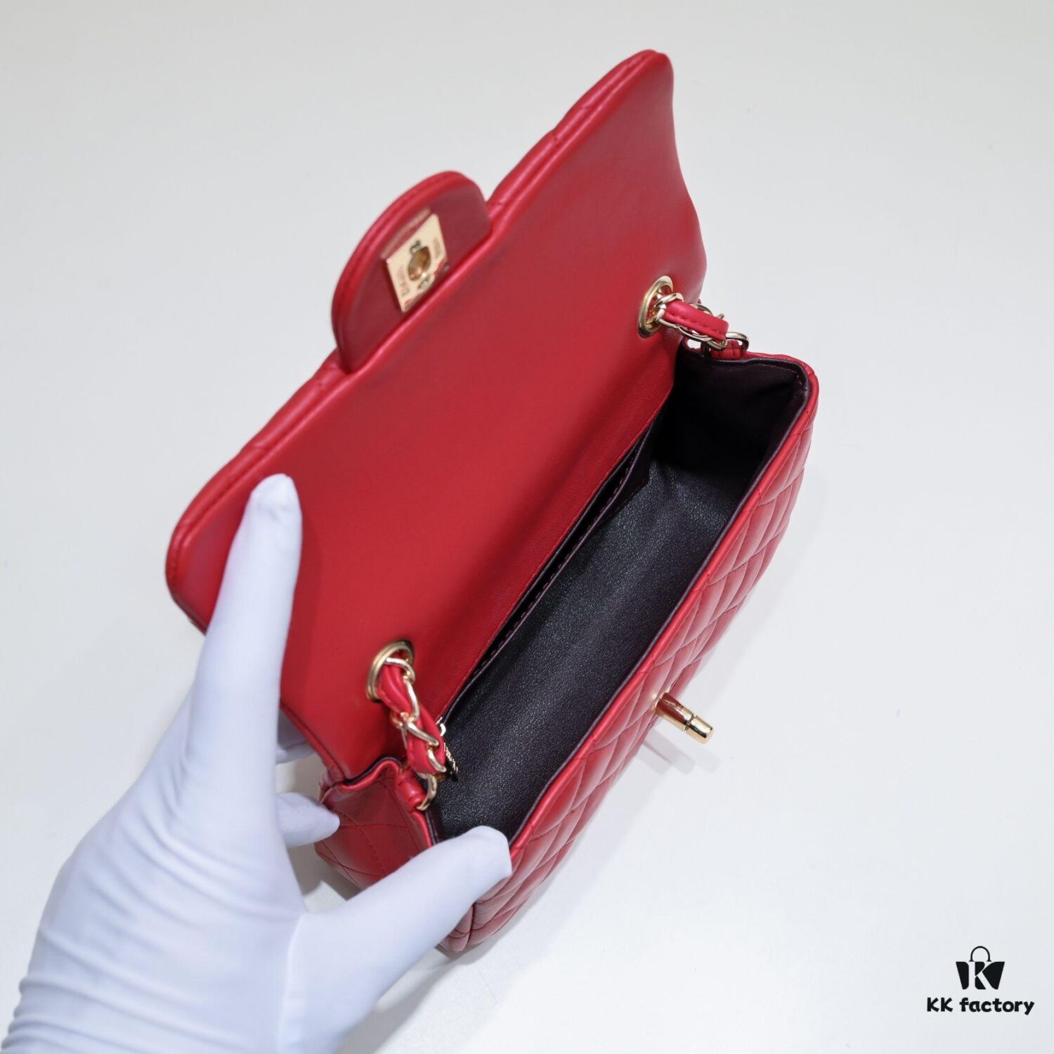 Bright Red CF Versatile Lamb Leather Bag 🌹 Chanel 💃🏻‼️ Timeless Classic [Blush] Elegant and Refined, the Favorite of Sophisticated Women 🌟 Premium Soft Leather with High-End Craftsmanship, Flawless Details from Official Retail Stores [Strong] Radiant and Feminine 😝[Strong] Luxurious and Durable 🌟 Size: 20*14*7cm, Model No.: 1116