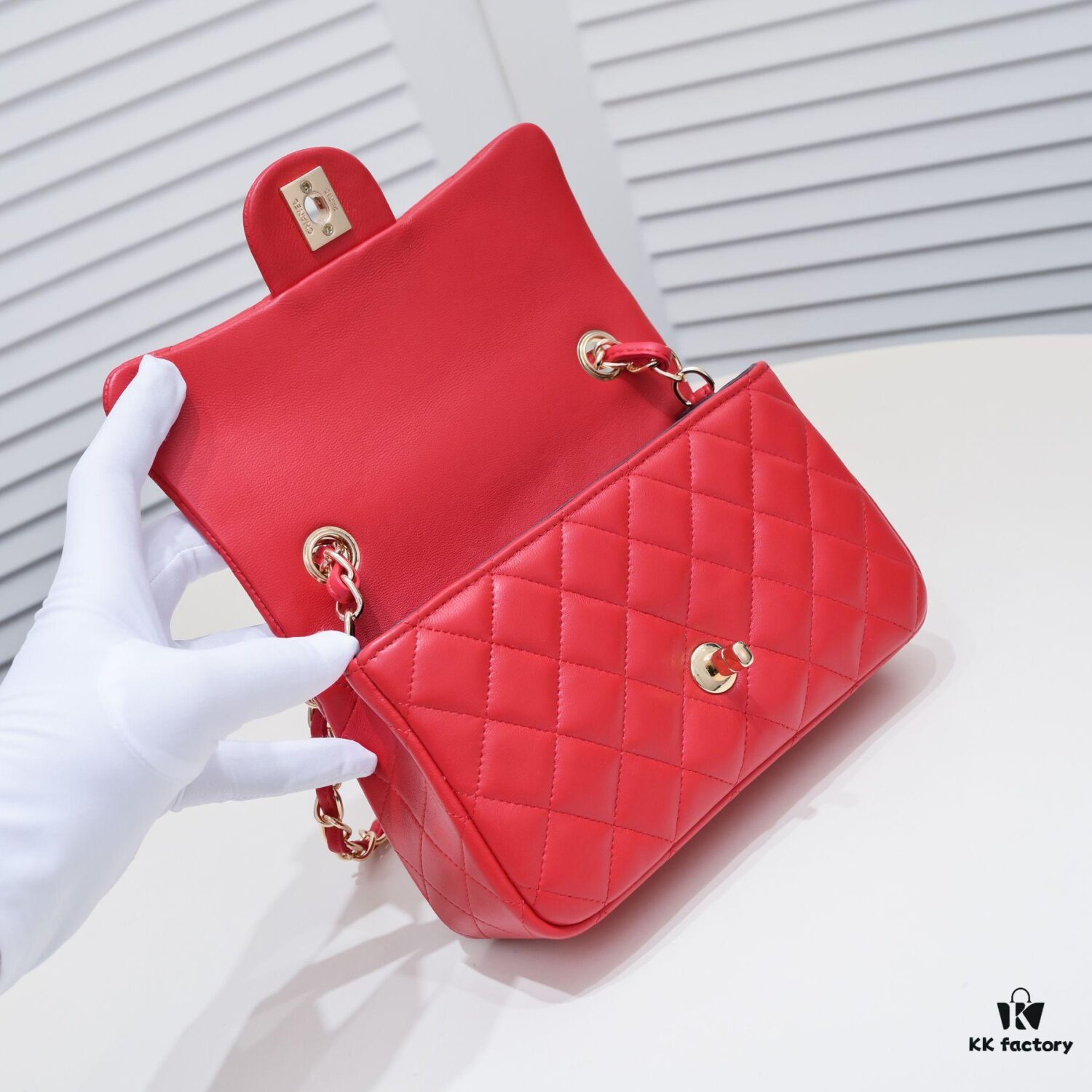 Bright Red CF Versatile Lamb Leather Bag 🌹 Chanel 💃🏻‼️ Timeless Classic [Blush] Elegant and Refined, the Favorite of Sophisticated Women 🌟 Premium Soft Leather with High-End Craftsmanship, Flawless Details from Official Retail Stores [Strong] Radiant and Feminine 😝[Strong] Luxurious and Durable 🌟 Size: 20*14*7cm, Model No.: 1116