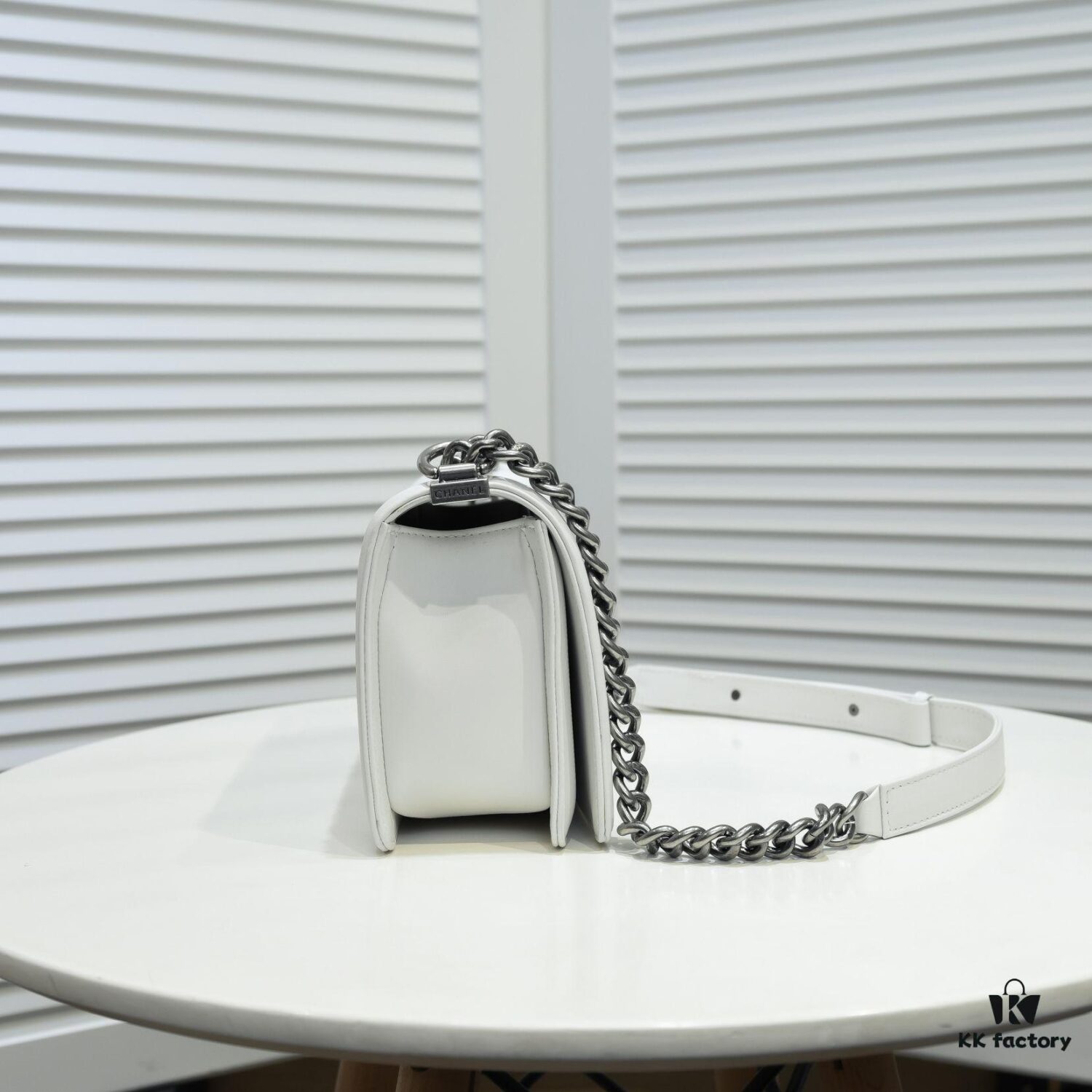 Chanel Crown Lambskin Bag with Original Hardware - Full Sheepskin, Thickened Electroplated Metal Fittings, Vintage Silver V-Check Pattern, 25*15*8cm