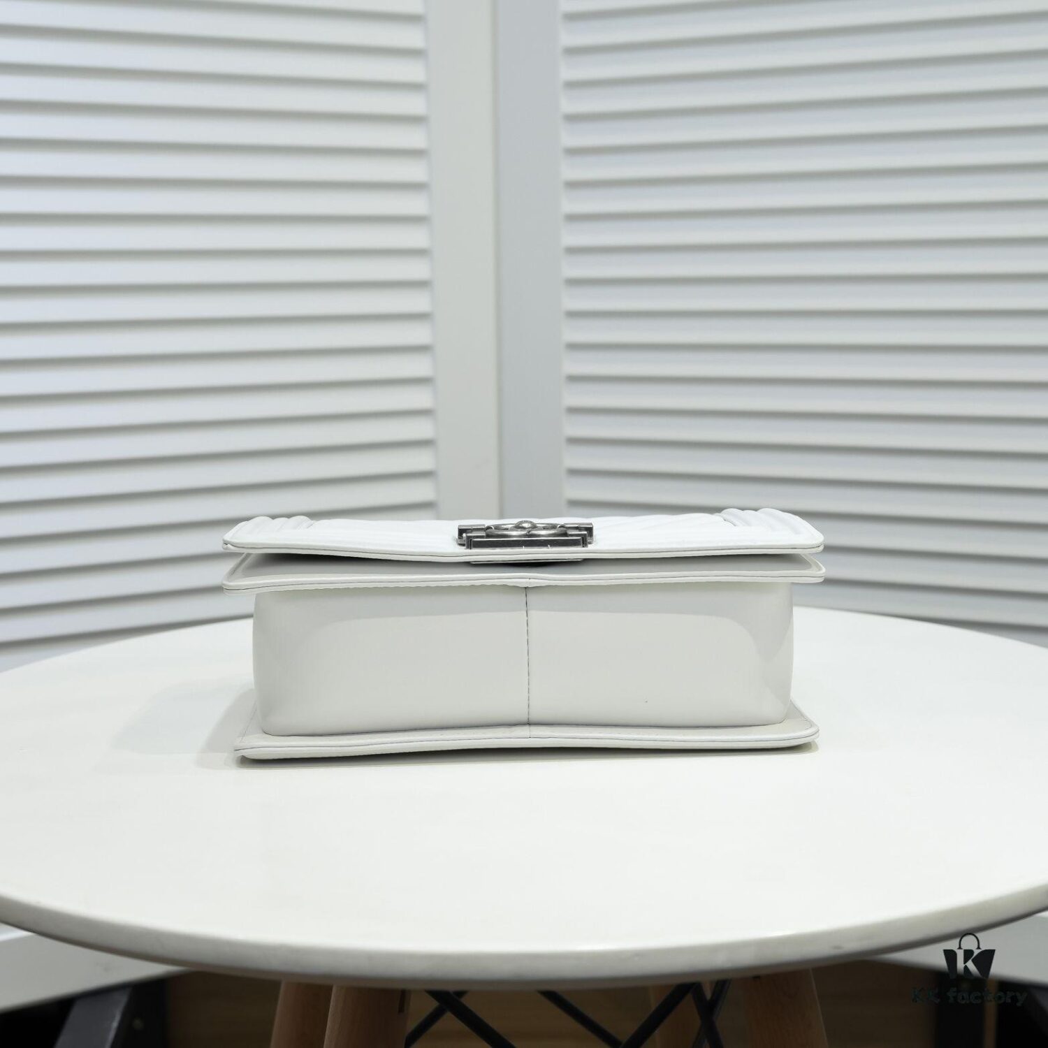 Chanel Crown Lambskin Bag with Original Hardware - Full Sheepskin, Thickened Electroplated Metal Fittings, Vintage Silver V-Check Pattern, 25*15*8cm