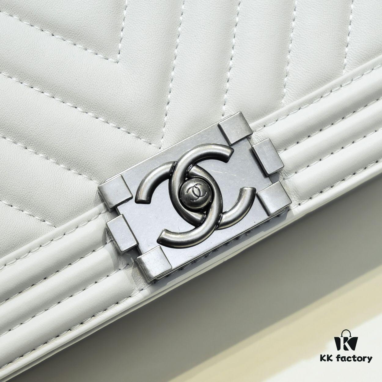 Chanel Crown Lambskin Bag with Original Hardware - Full Sheepskin, Thickened Electroplated Metal Fittings, Vintage Silver V-Check Pattern, 25*15*8cm