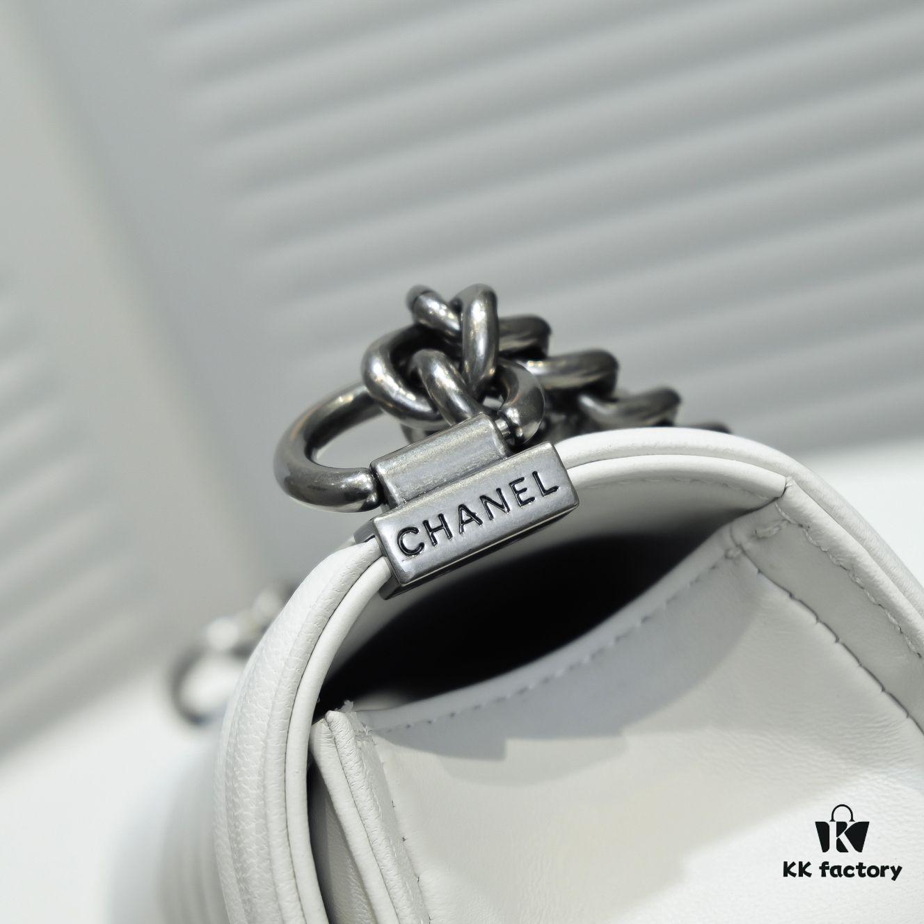 Chanel Crown Lambskin Bag with Original Hardware - Full Sheepskin, Thickened Electroplated Metal Fittings, Vintage Silver V-Check Pattern, 25*15*8cm