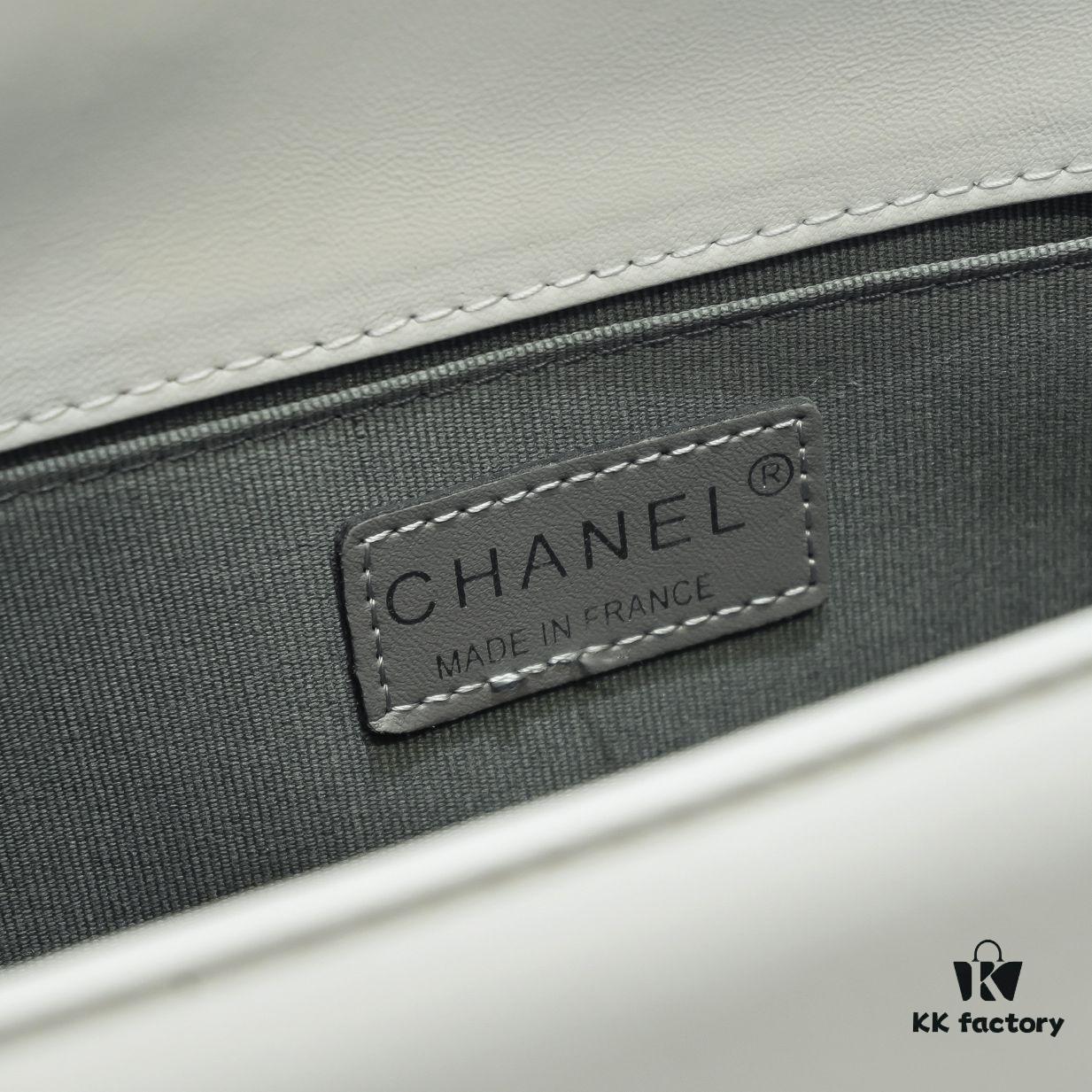Chanel Crown Lambskin Bag with Original Hardware - Full Sheepskin, Thickened Electroplated Metal Fittings, Vintage Silver V-Check Pattern, 25*15*8cm