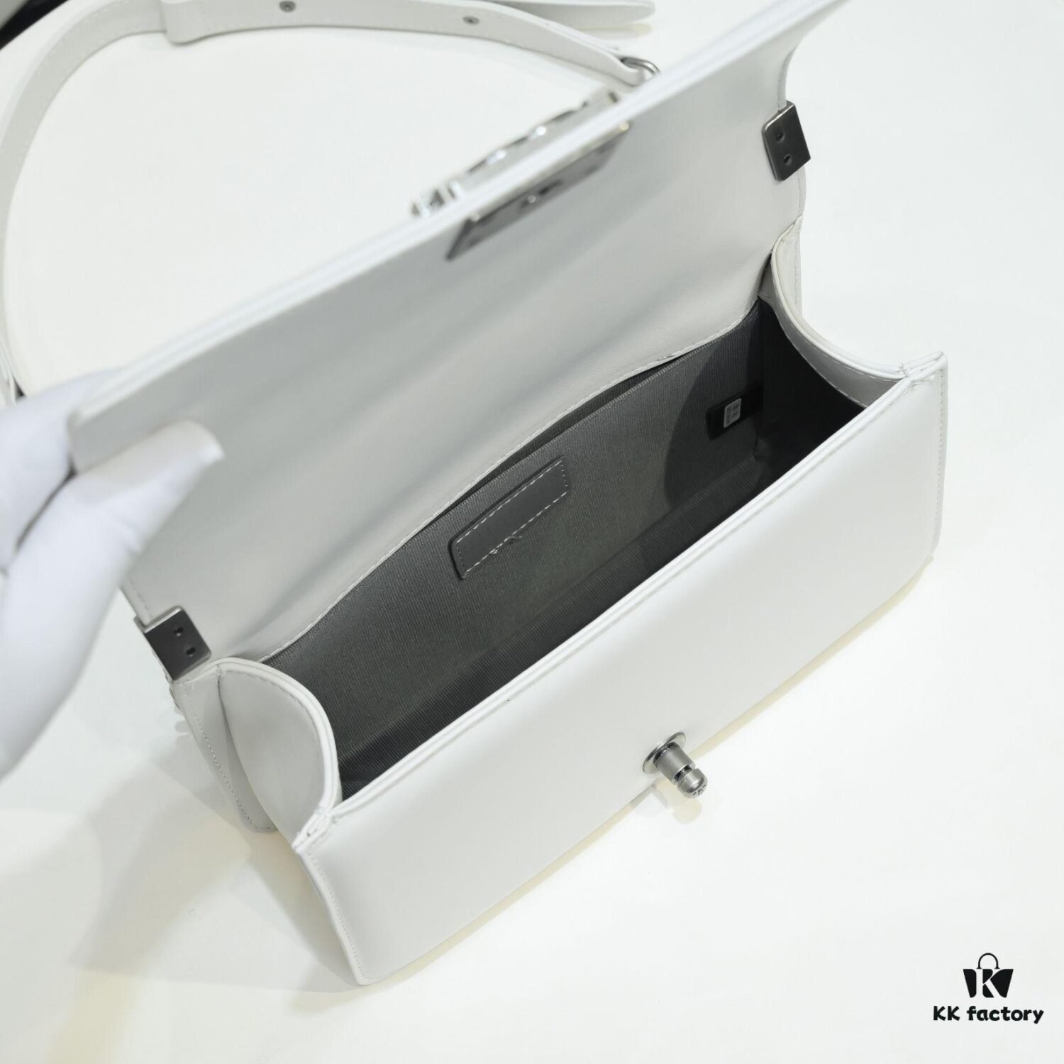 Chanel Crown Lambskin Bag with Original Hardware - Full Sheepskin, Thickened Electroplated Metal Fittings, Vintage Silver V-Check Pattern, 25*15*8cm