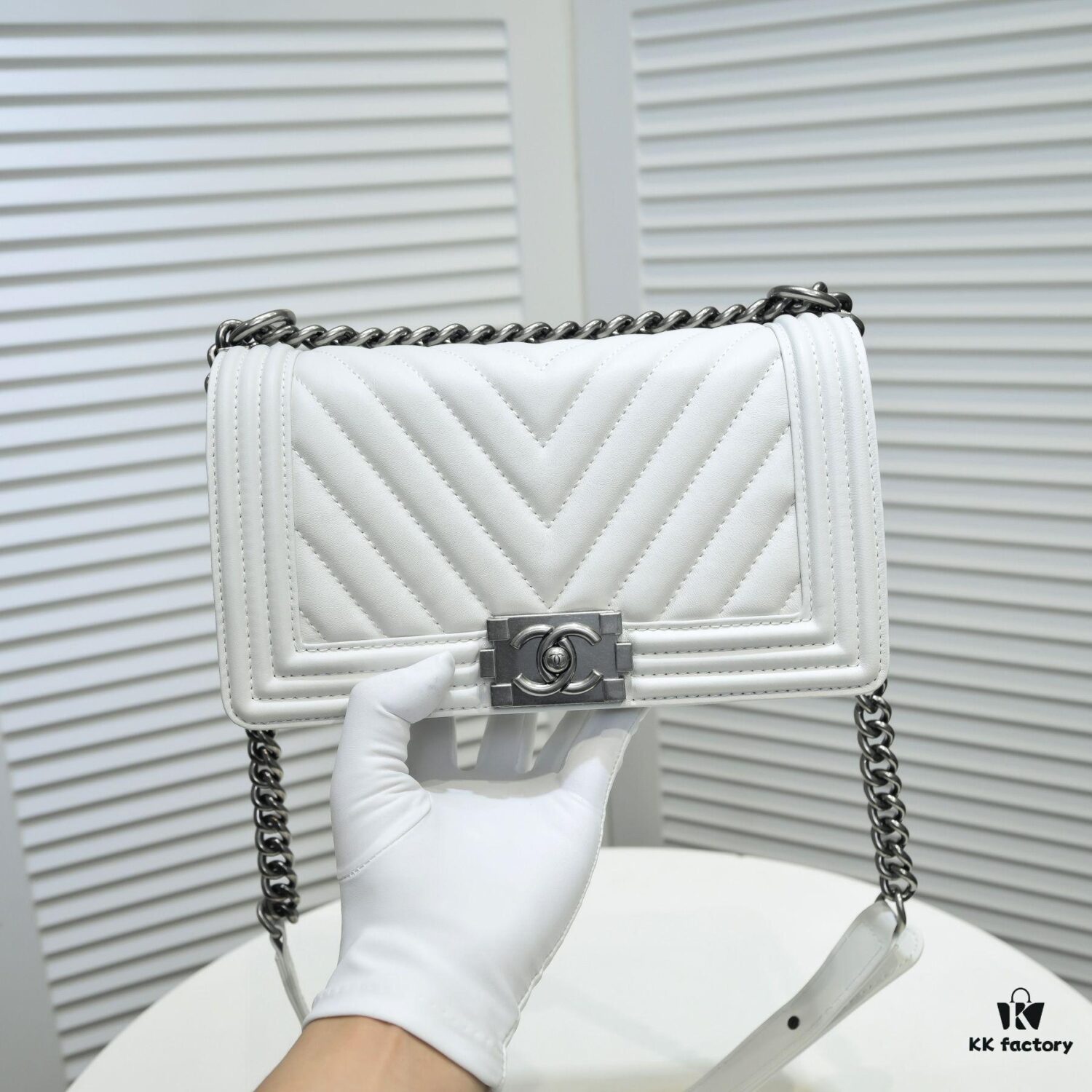 Chanel Crown Lambskin Bag with Original Hardware - Full Sheepskin, Thickened Electroplated Metal Fittings, Vintage Silver V-Check Pattern, 25*15*8cm
