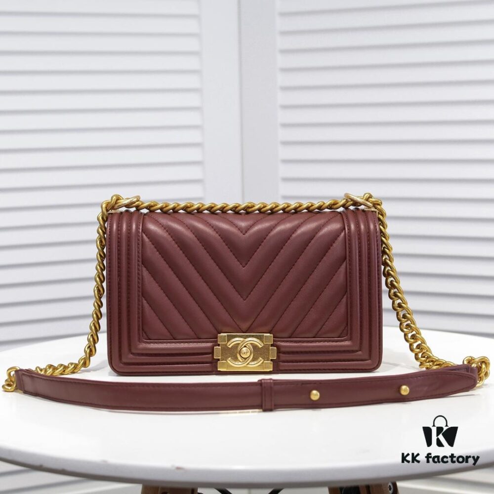 Chanel Crown Lambskin Bag with Original Hardware - Full Sheepskin, Thickened Electroplated Metal Fittings, Scratch-Resistant and Highly Elastic Base, Premium Craftsmanship, Size 25*15*8cm Model No. 67086 Gold-Inlaid V Pattern