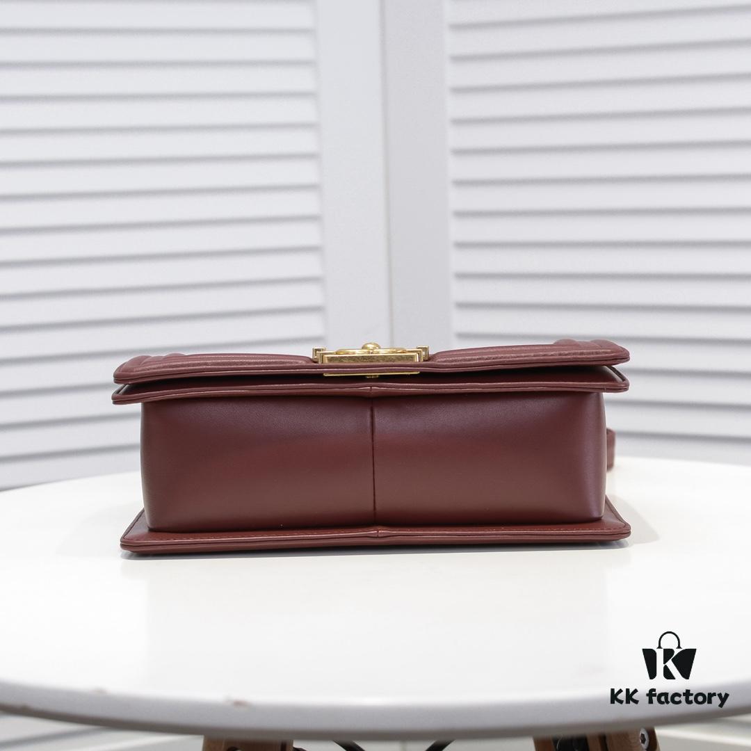 Chanel Crown Lambskin Bag with Original Hardware - Full Sheepskin, Thickened Electroplated Metal Fittings, Scratch-Resistant and Highly Elastic Base, Premium Craftsmanship, Size 25*15*8cm Model No. 67086 Gold-Inlaid V Pattern