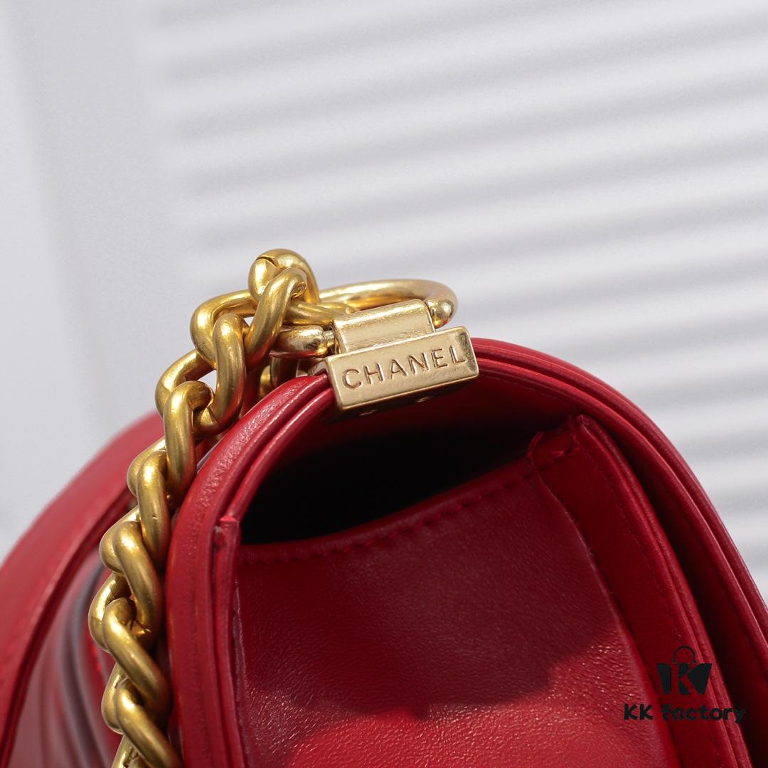 Chanel Crown Lambskin Bag with Original Hardware - Full Sheepskin, Thickened Electroplated Metal Fittings, No. 67086 Gold V-Check Pattern 25*15*8cm
