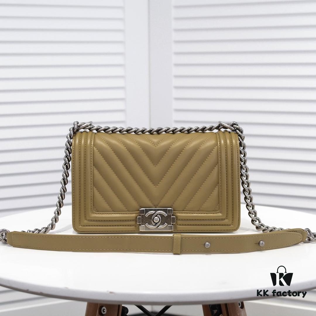 Chanel Genuine Lambskin Bag with Original Hardware - Full Sheepskin, Thickened Electroplated Metal Accessories, Premium Craftsmanship, Soft and Resilient Base, No Marks When Pinched, High-End Quality, Fits Seamlessly in Display Cases, Size 25*15*8cm, Model: 67086V