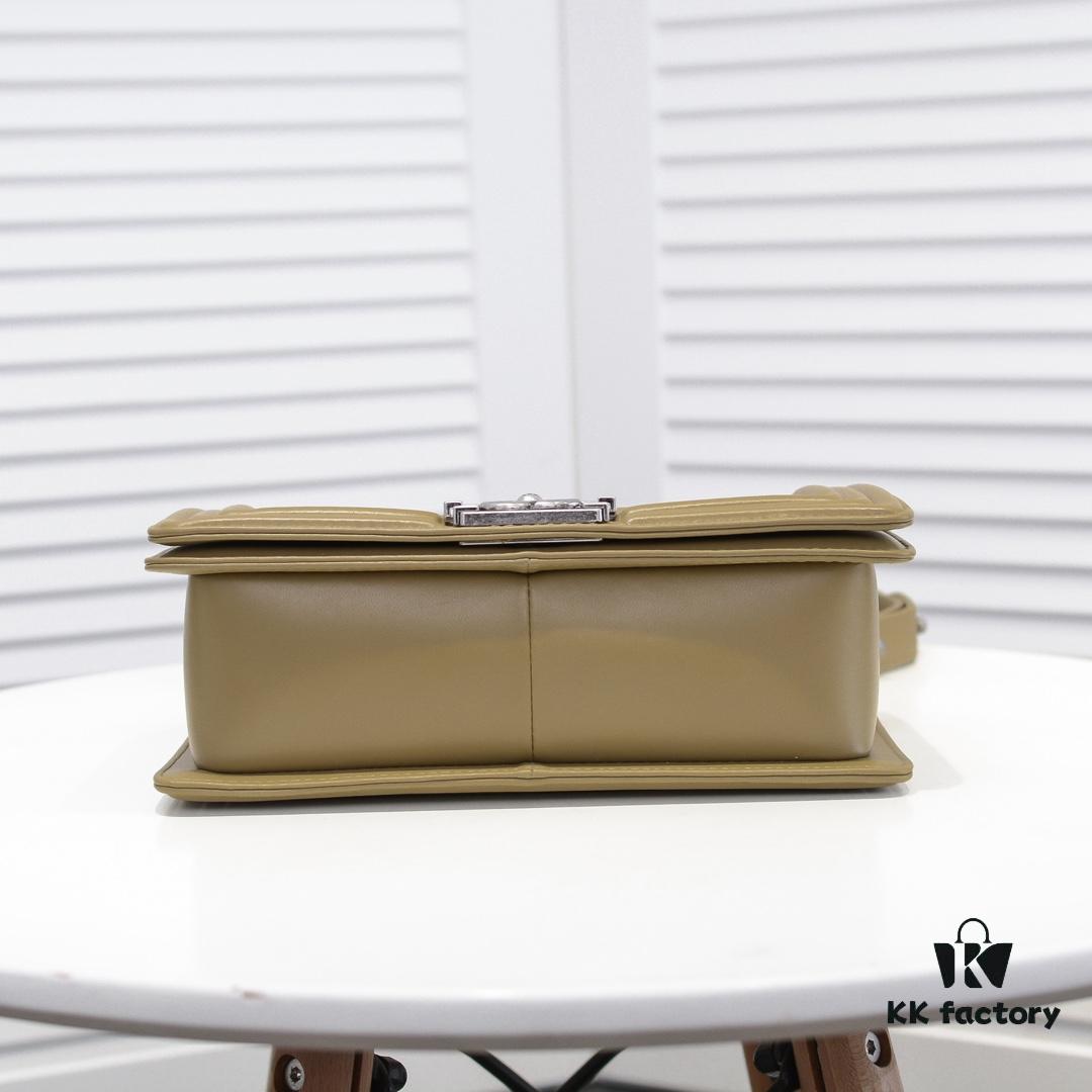 Chanel Genuine Lambskin Bag with Original Hardware - Full Sheepskin, Thickened Electroplated Metal Accessories, Premium Craftsmanship, Soft and Resilient Base, No Marks When Pinched, High-End Quality, Fits Seamlessly in Display Cases, Size 25*15*8cm, Model: 67086V